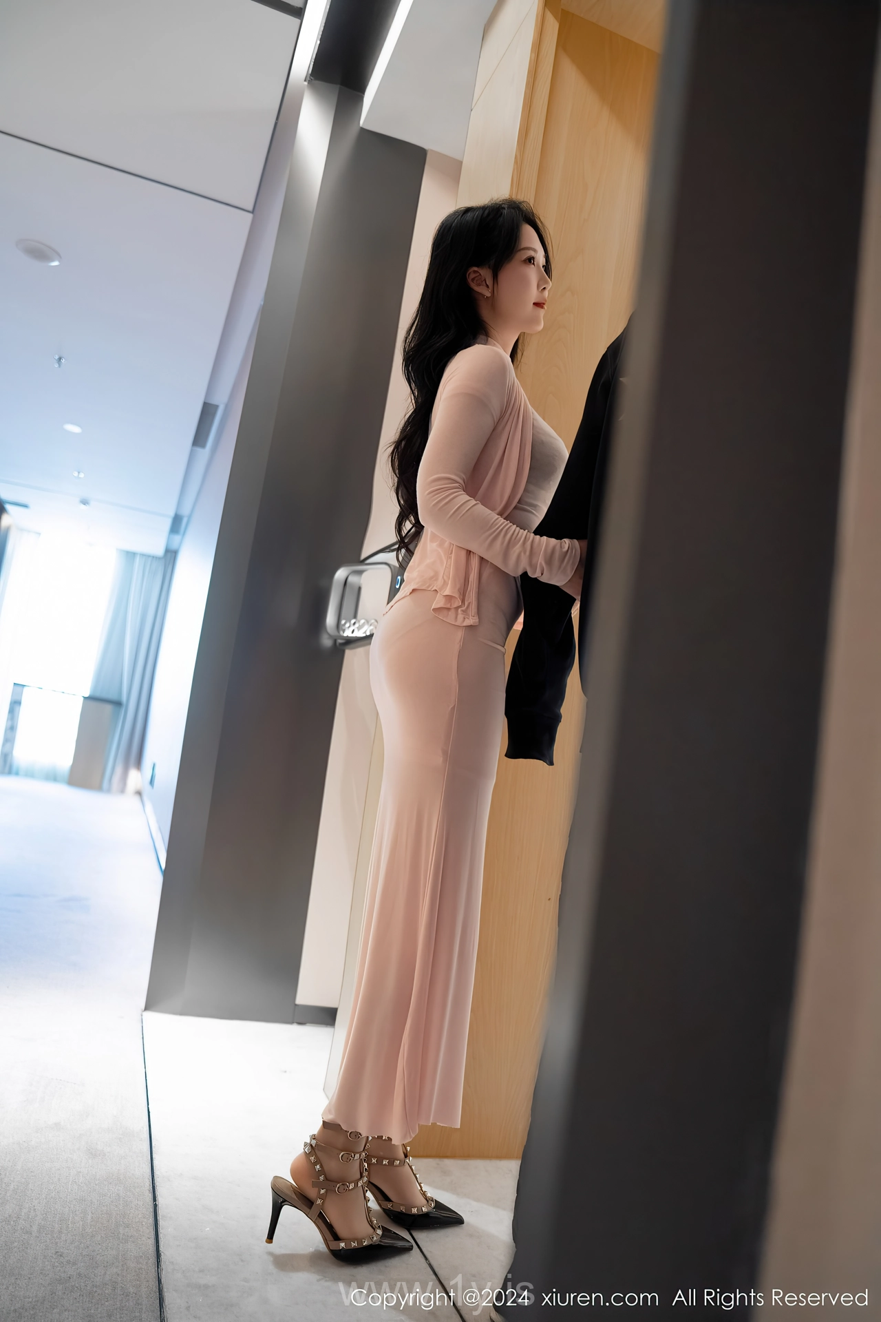 XIUREN(秀人网) No.7945 Sultry Chinese Starlet 利世
