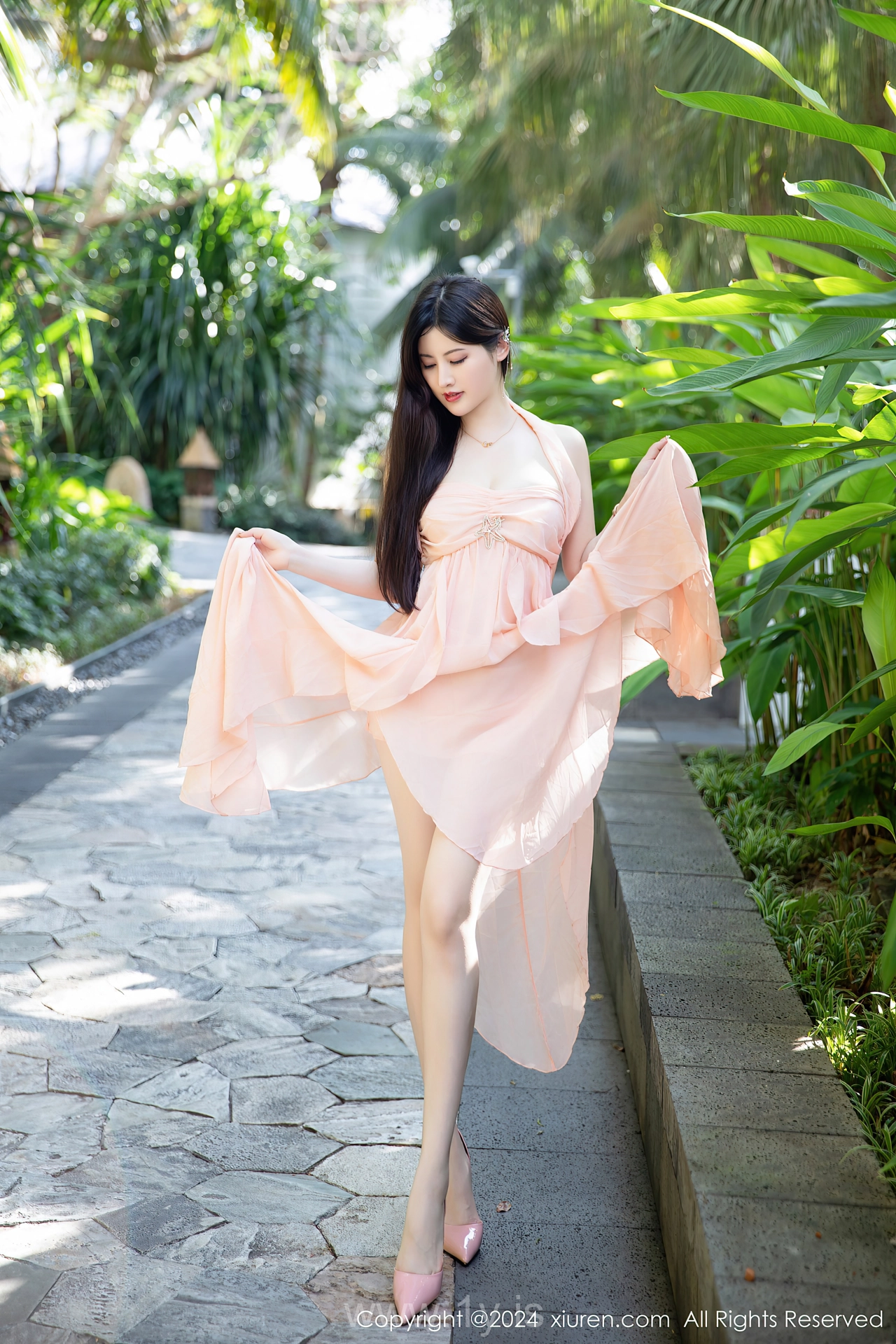 XIUREN(秀人网) No.7948 Playful & Sensuous Asian Muse 诗诗kiki