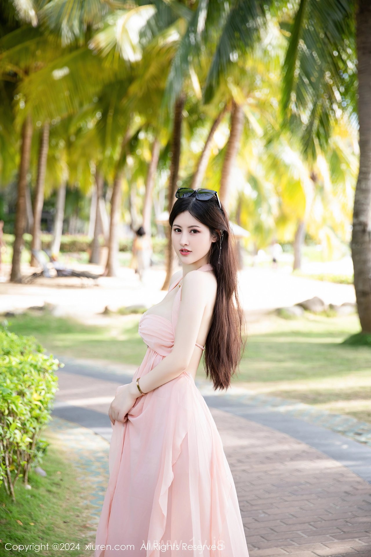 XIUREN(秀人网) No.7948 Playful & Sensuous Asian Muse 诗诗kiki