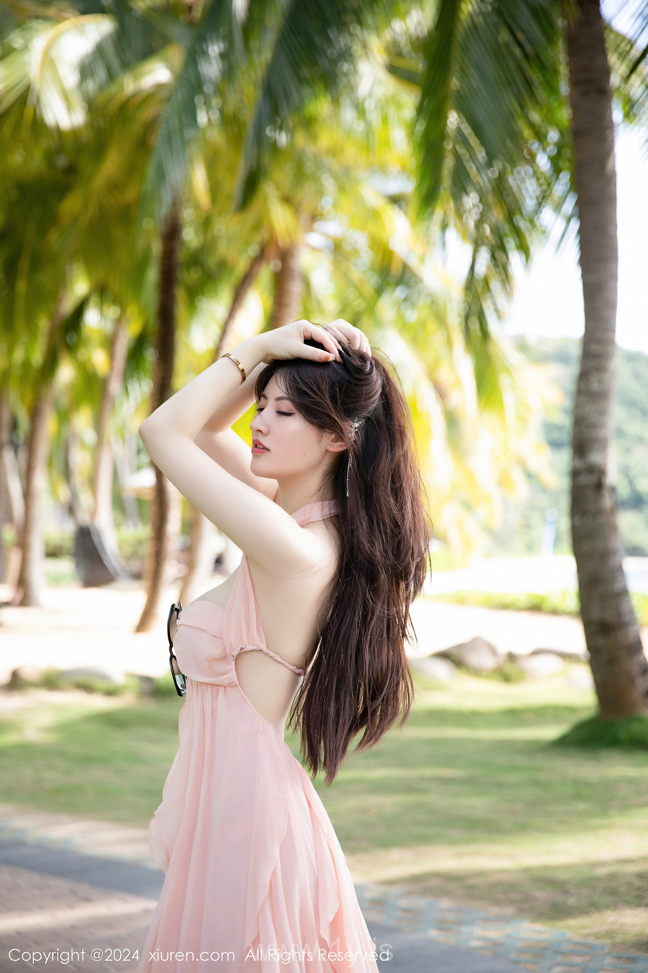 XIUREN(秀人网) No.7948 Playful & Sensuous Asian Muse 诗诗kiki