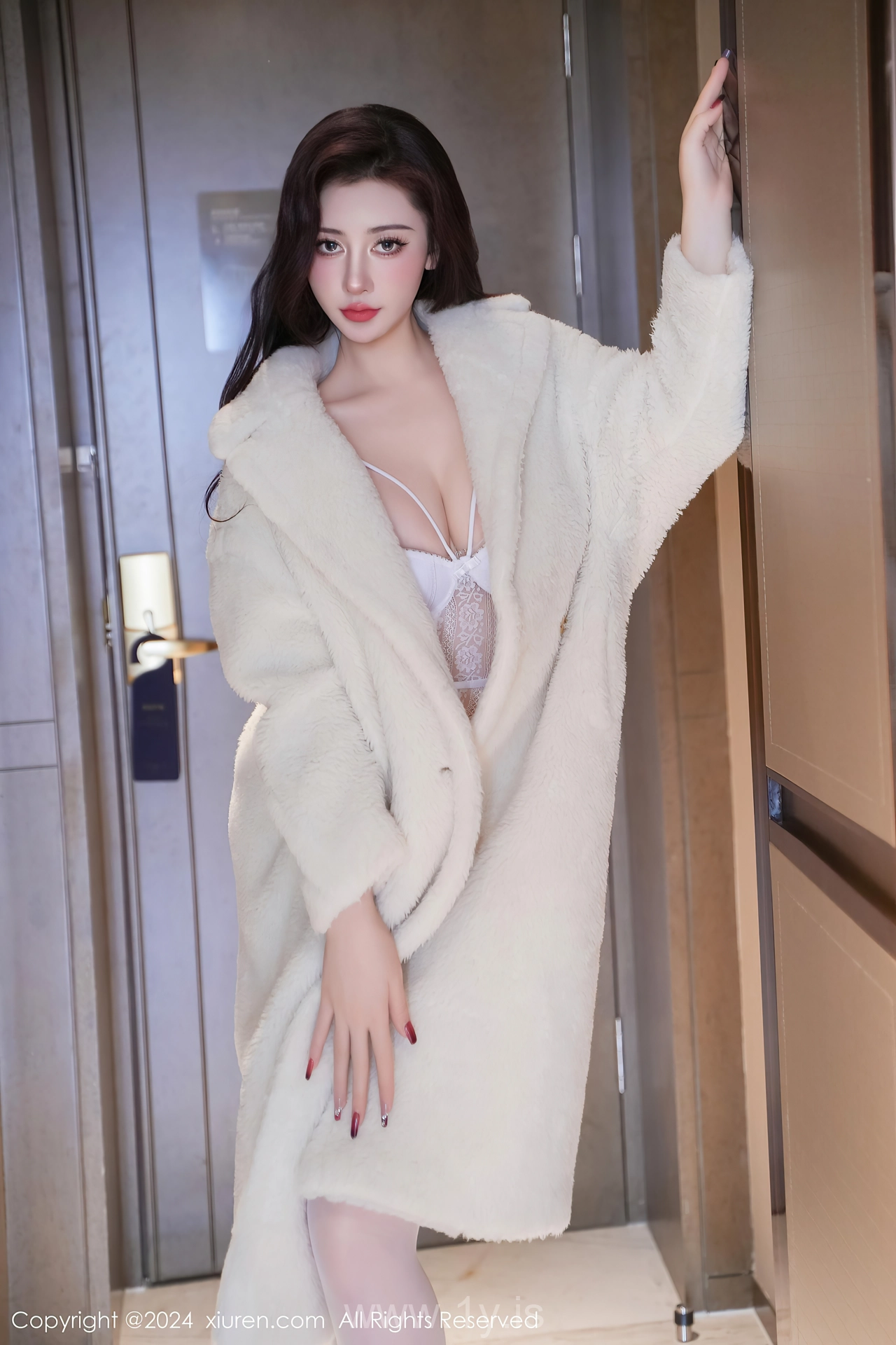 XIUREN(秀人网) No.7978 Classy & Seductive Chinese Model 蕾蕾醒了没