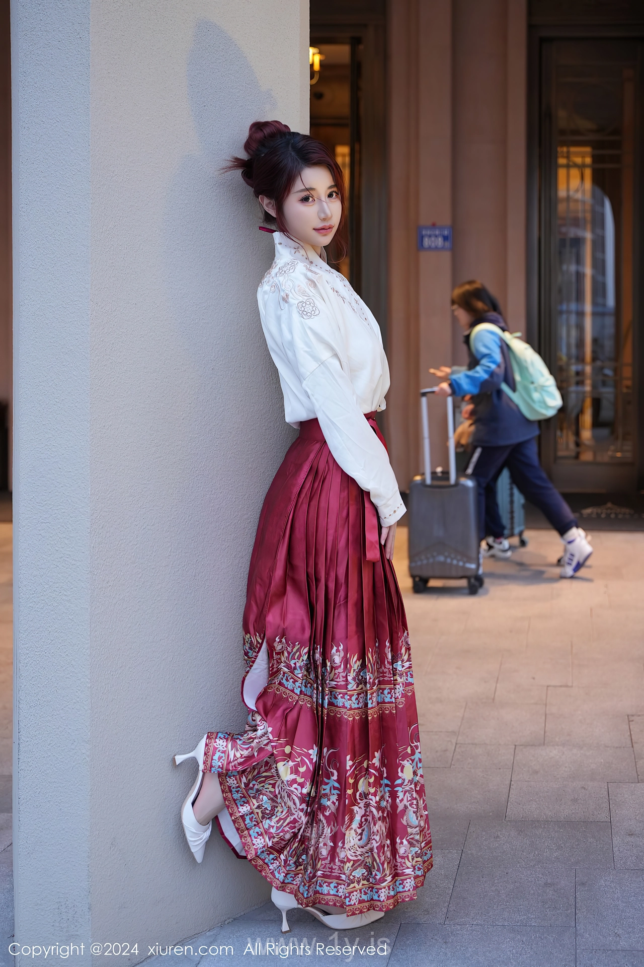 XIUREN(秀人网) No.7985 Nice-looking & Breathtaking Chinese Enchantress 美七Mia