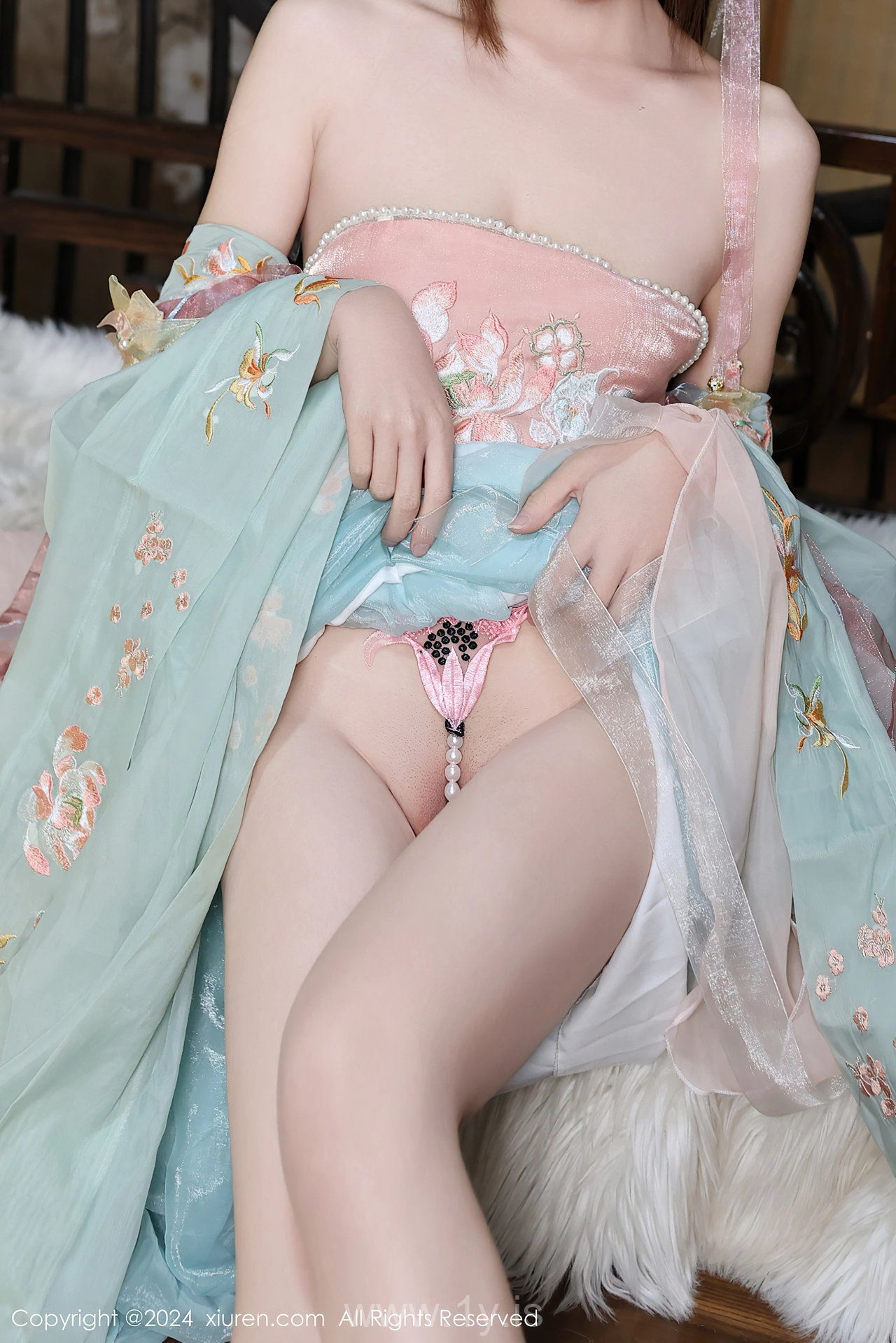 XIUREN(秀人网) No.7989 Angelic Chinese Chick 金tiao