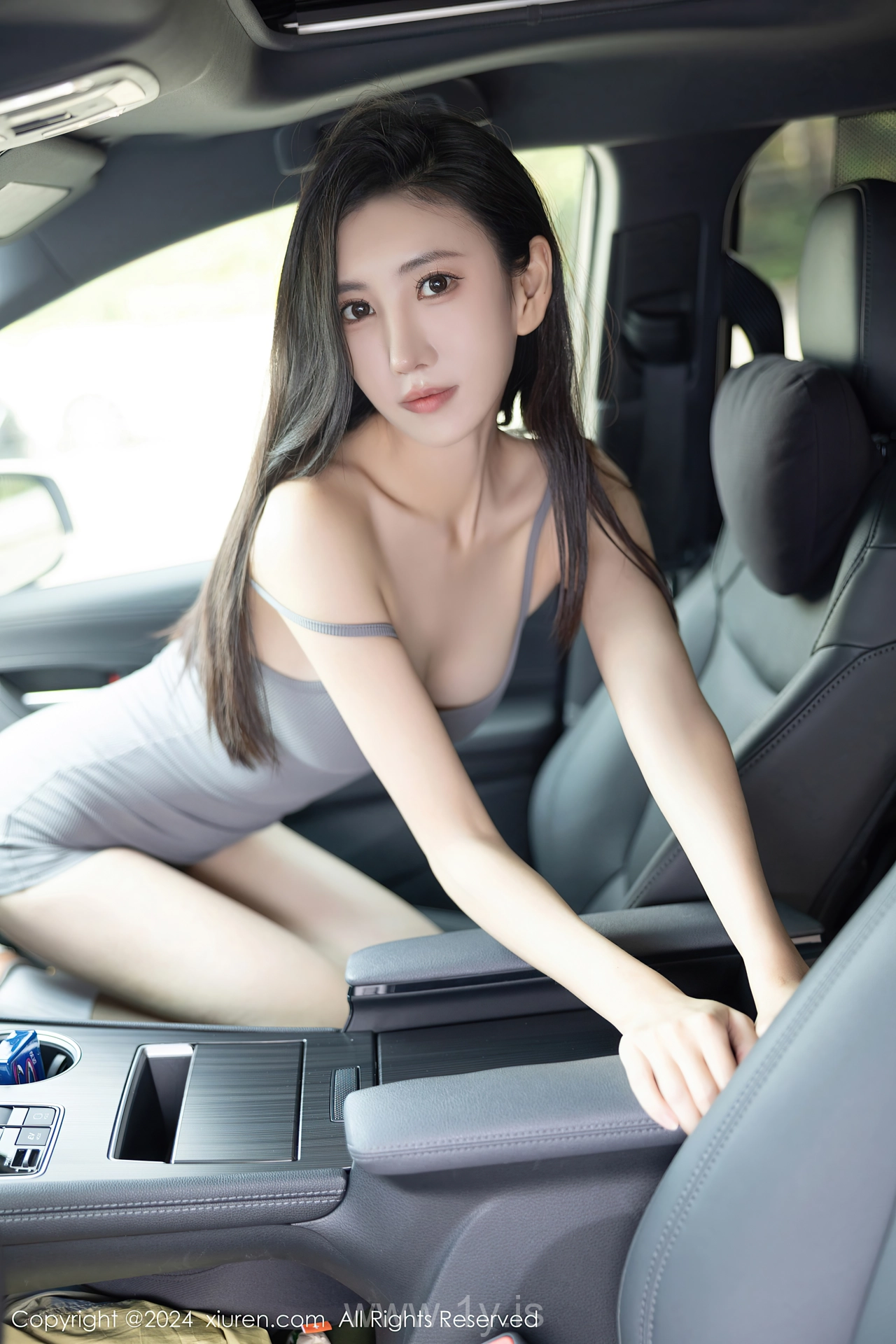 XIUREN(秀人网) No.8005 Classy Chinese Girl 章芃芃