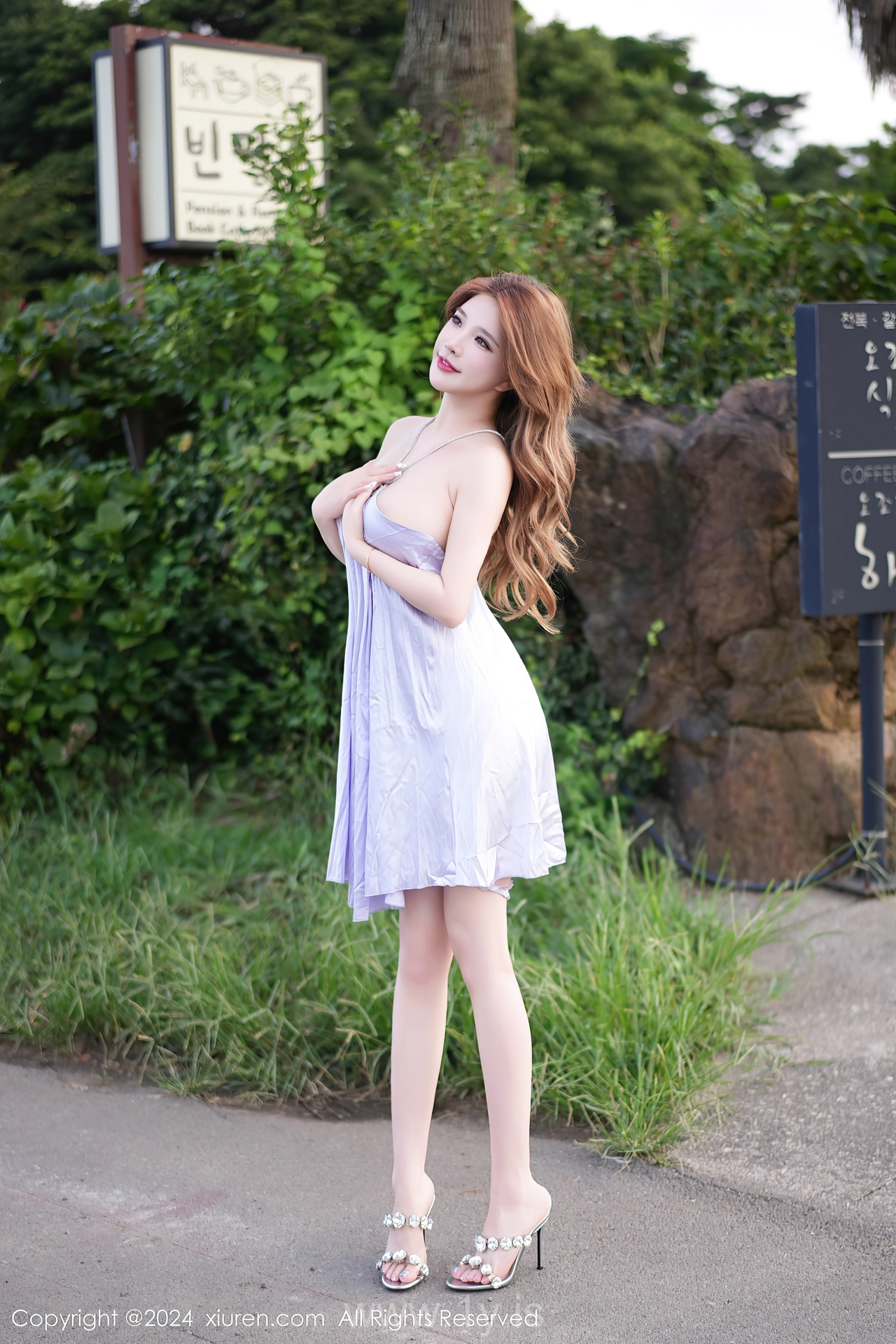 XIUREN(秀人网) No.8009 Lovely & Playful Chinese Belle 小海臀Rena