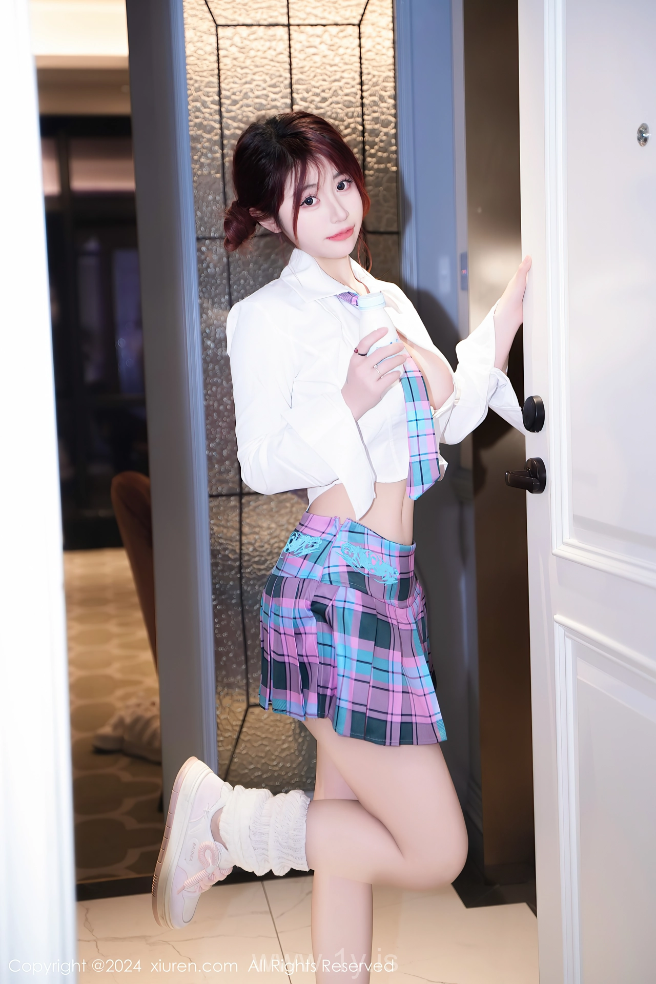 XIUREN(秀人网) No.8015 Sophisticated & Slim Asian Beauty Queen 美七Mia