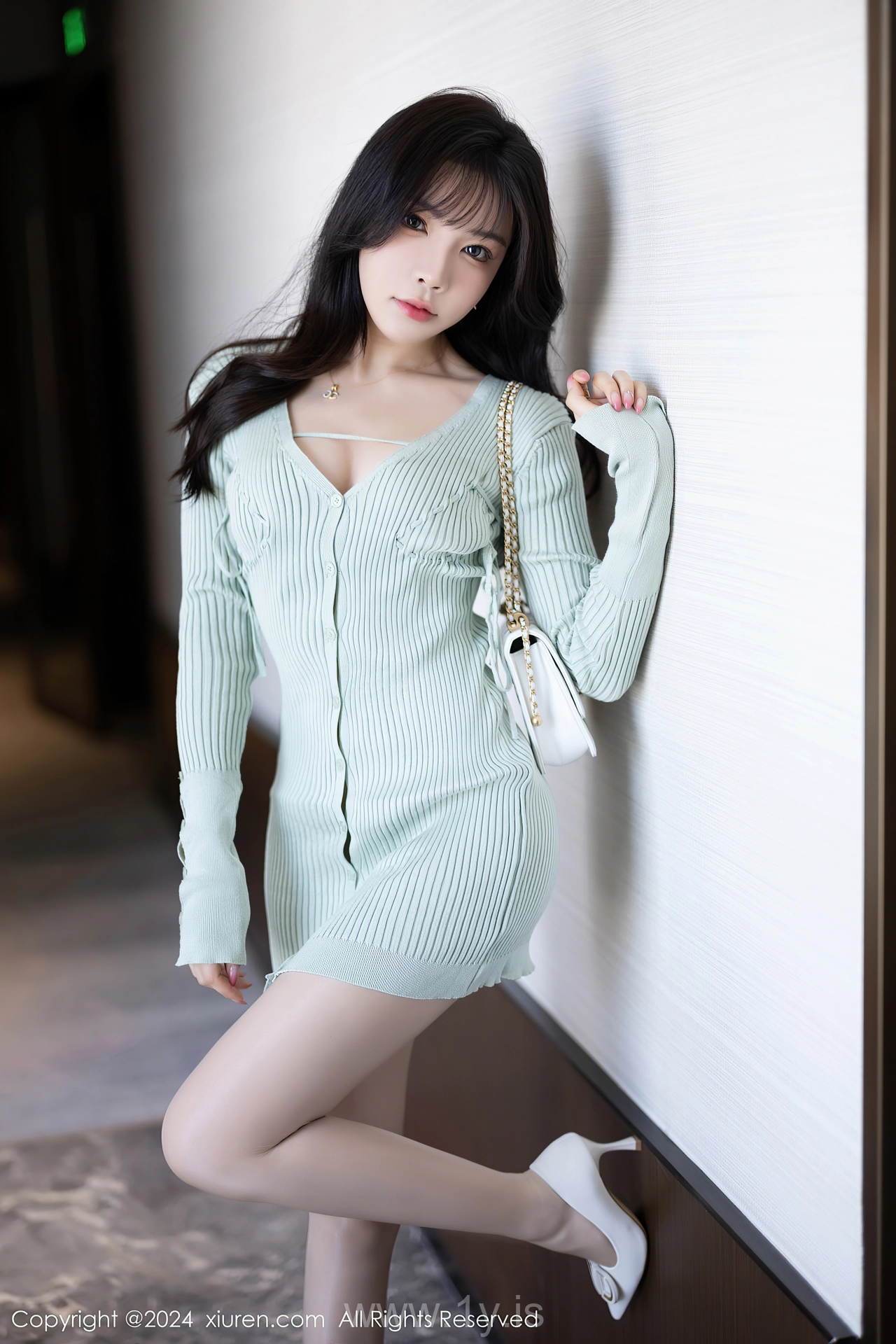 XIUREN(秀人网) No.8028 Innocent & Enchanting Chinese Siren 徐莉芝Booty