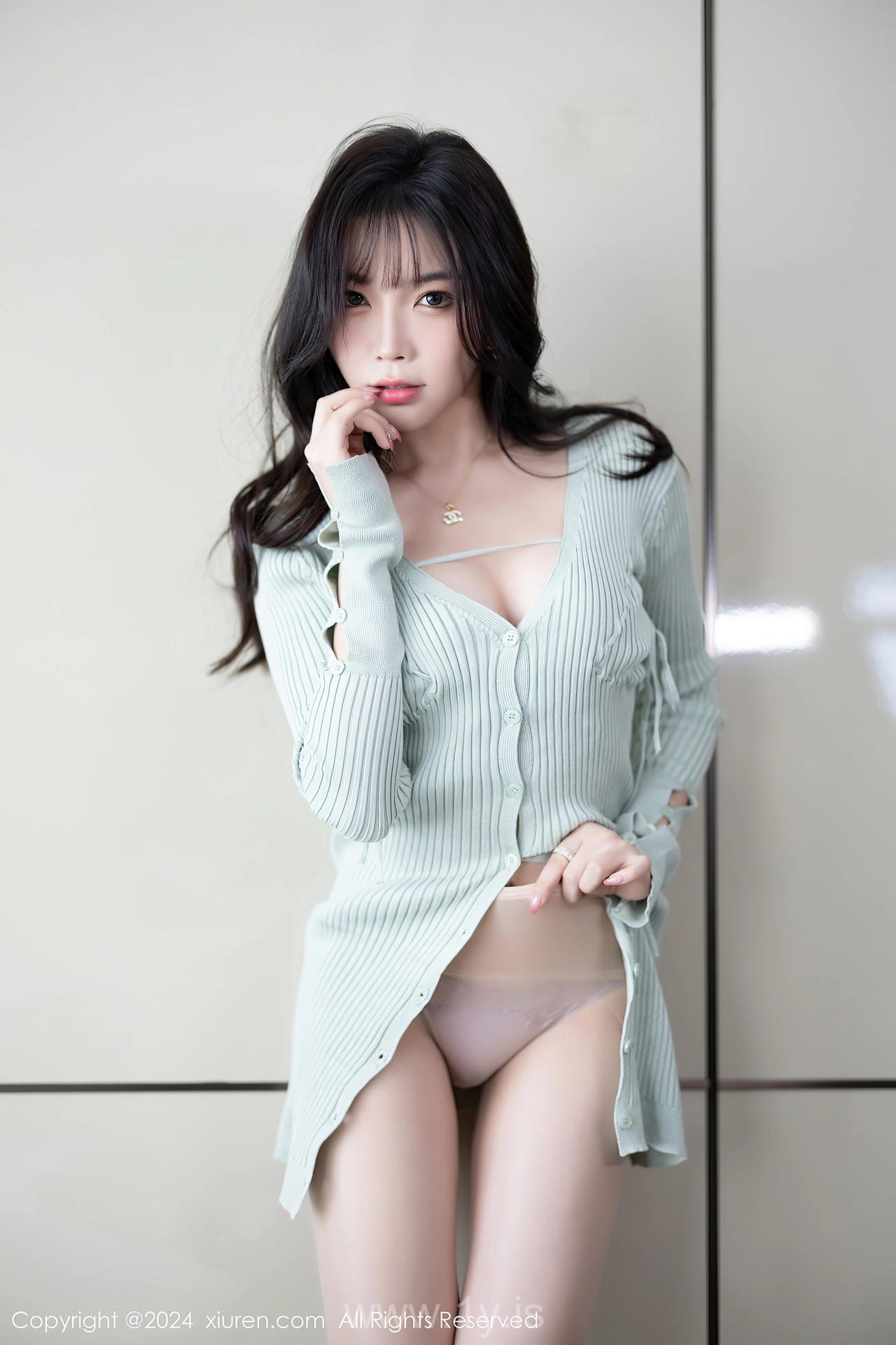 XIUREN(秀人网) No.8028 Innocent & Enchanting Chinese Siren 徐莉芝Booty