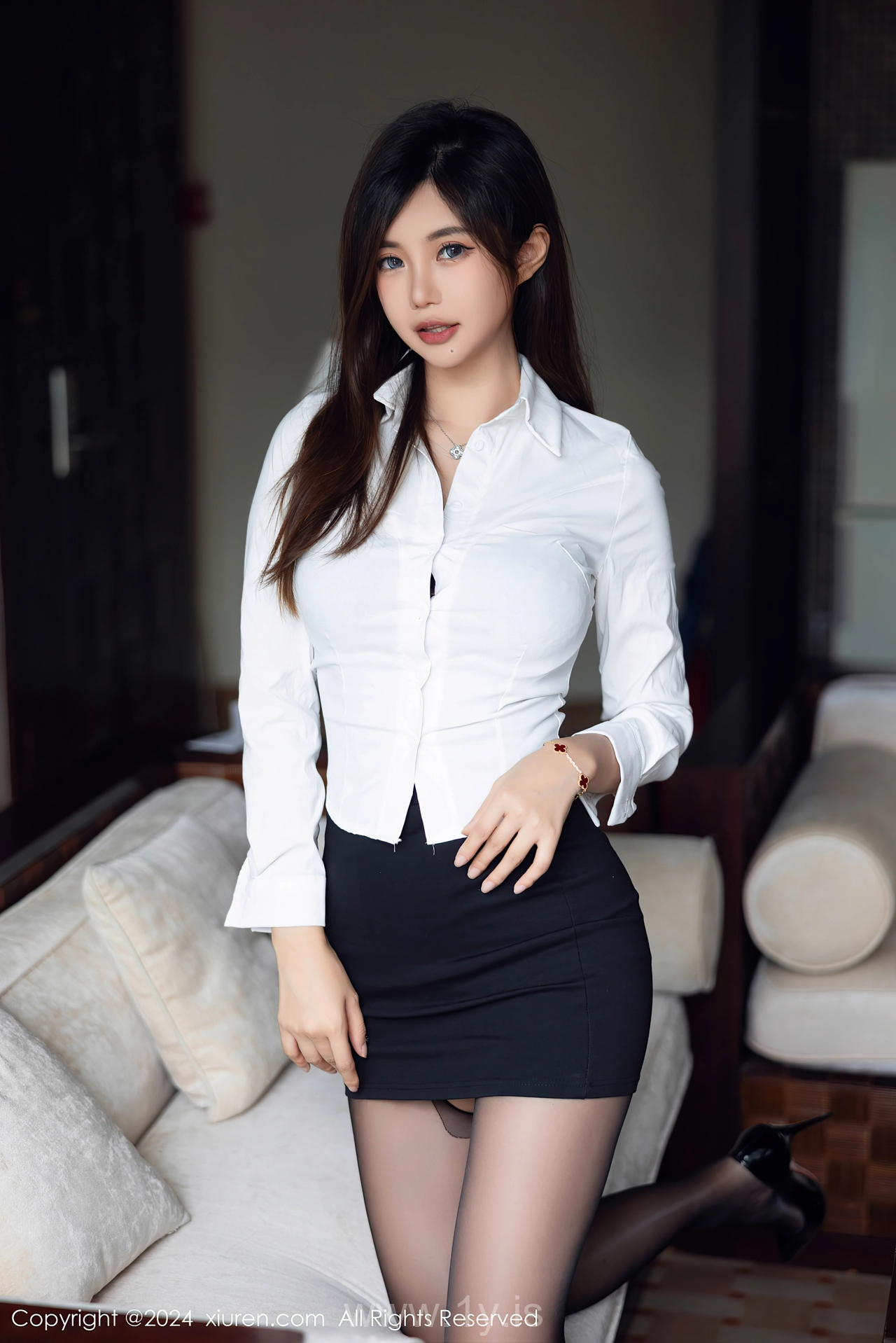 XIUREN(秀人网) No.8053 Sensuous Asian Sweetheart 绮里嘉ula