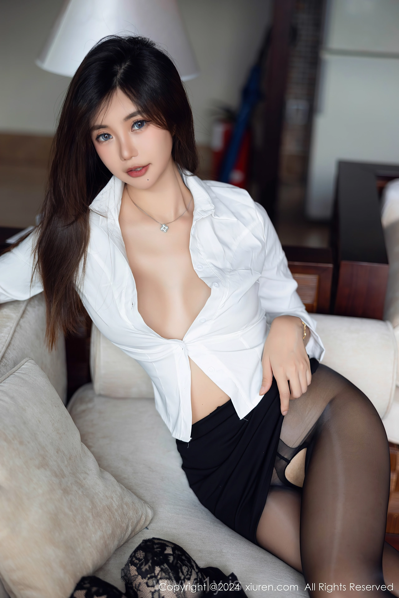 XIUREN(秀人网) No.8053 Sensuous Asian Sweetheart 绮里嘉ula