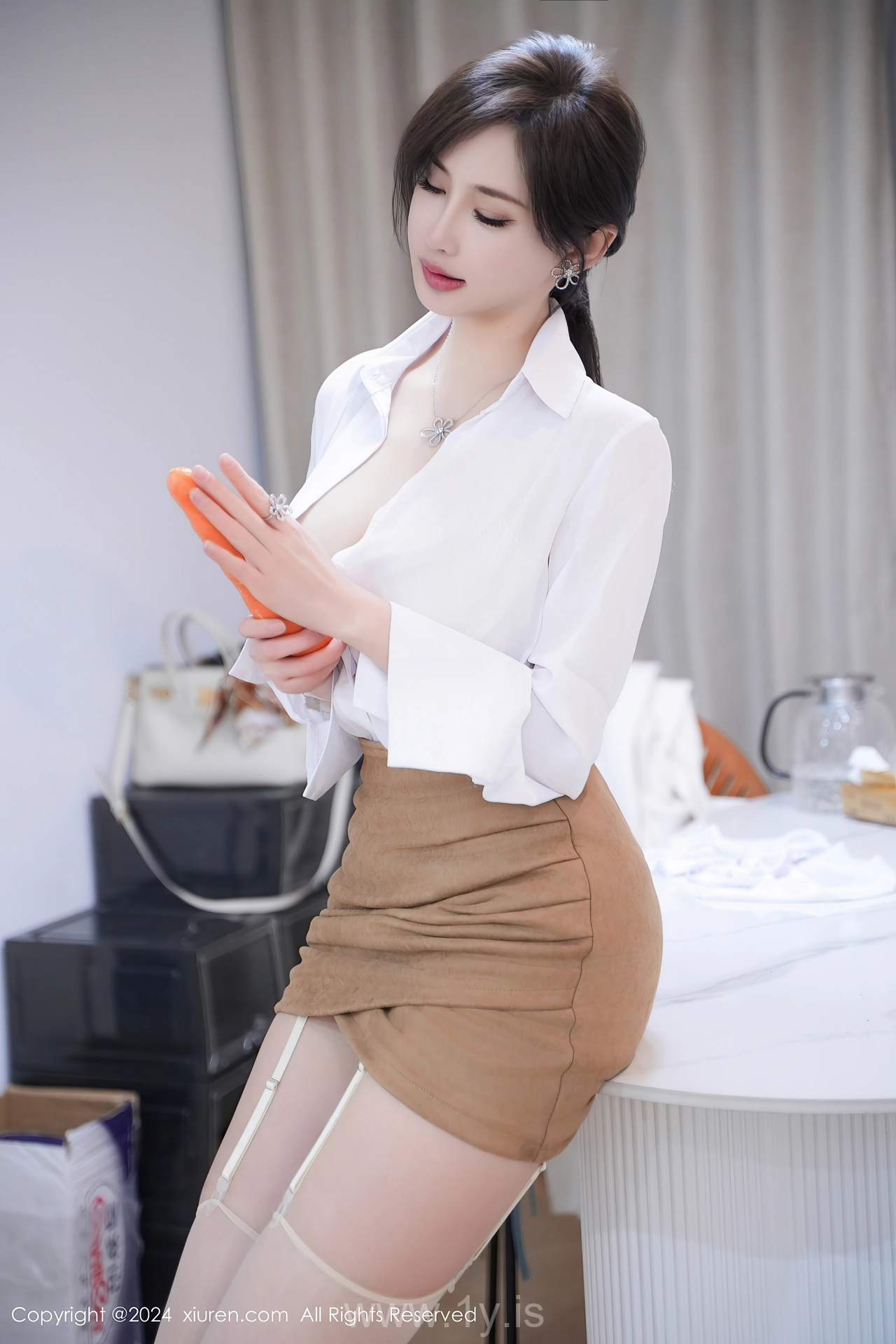XIUREN(秀人网) No.8083 Graceful & Decent Asian Rose Carol周妍希