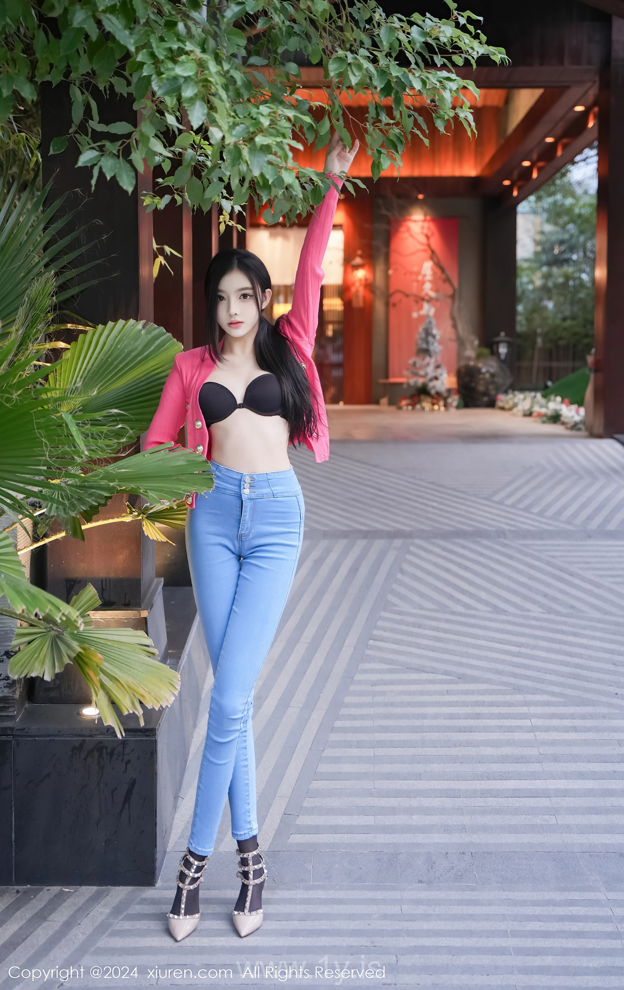 XIUREN(秀人网) No.8091 Enigmatic Asian Nymph 龙雪儿