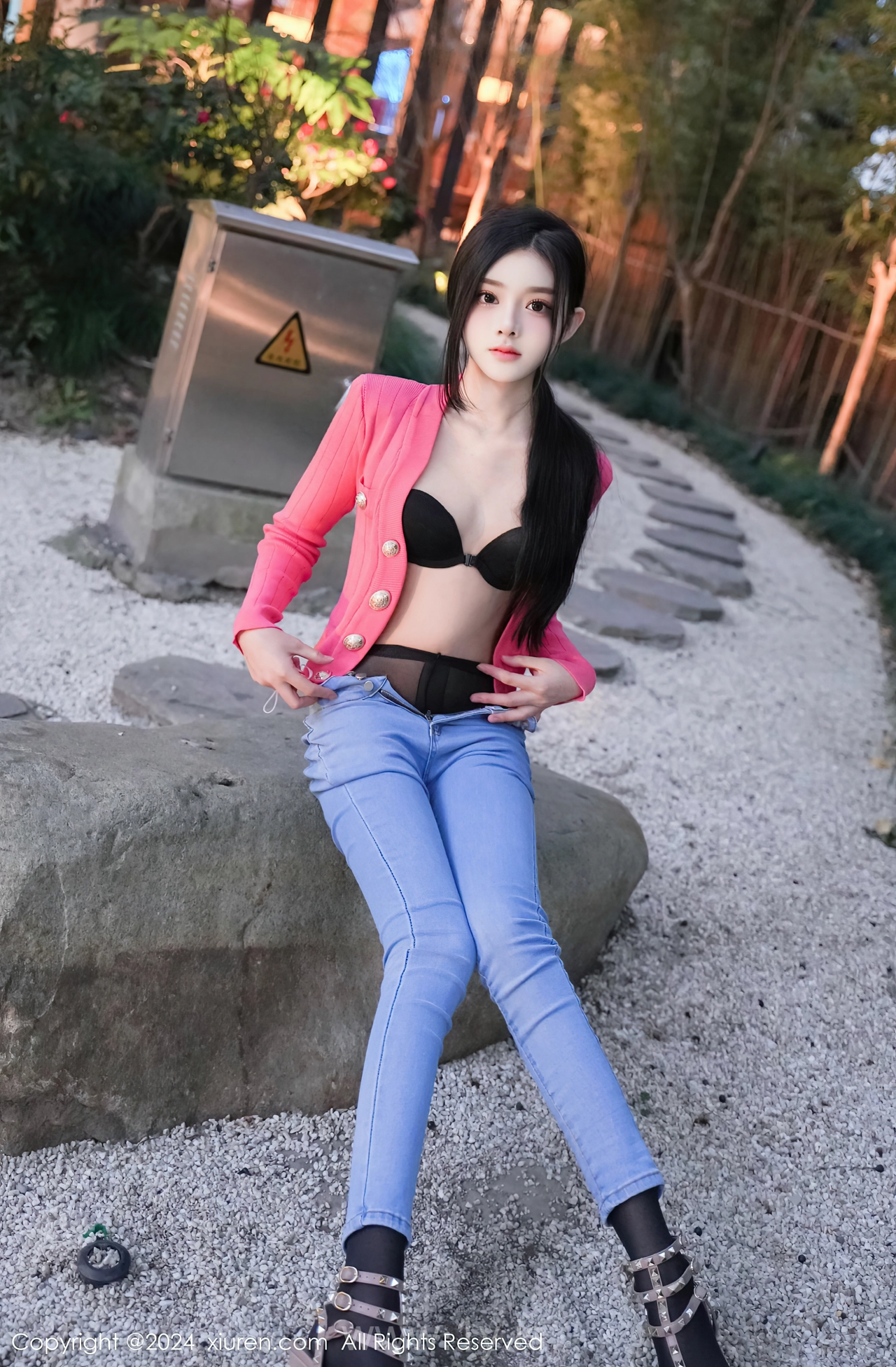 XIUREN(秀人网) No.8091 Enigmatic Asian Nymph 龙雪儿