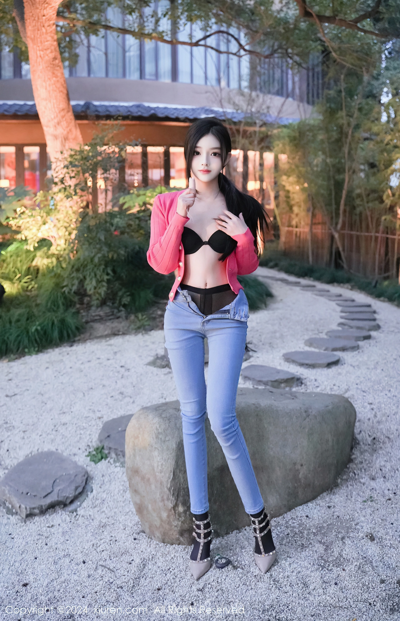 XIUREN(秀人网) No.8091 Enigmatic Asian Nymph 龙雪儿