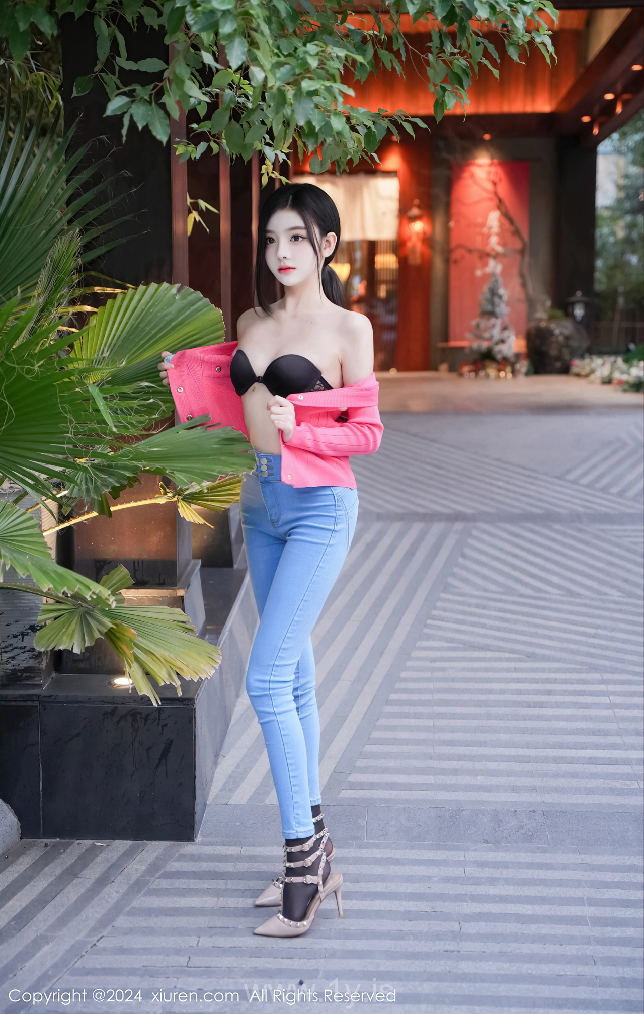 XIUREN(秀人网) No.8091 Enigmatic Asian Nymph 龙雪儿