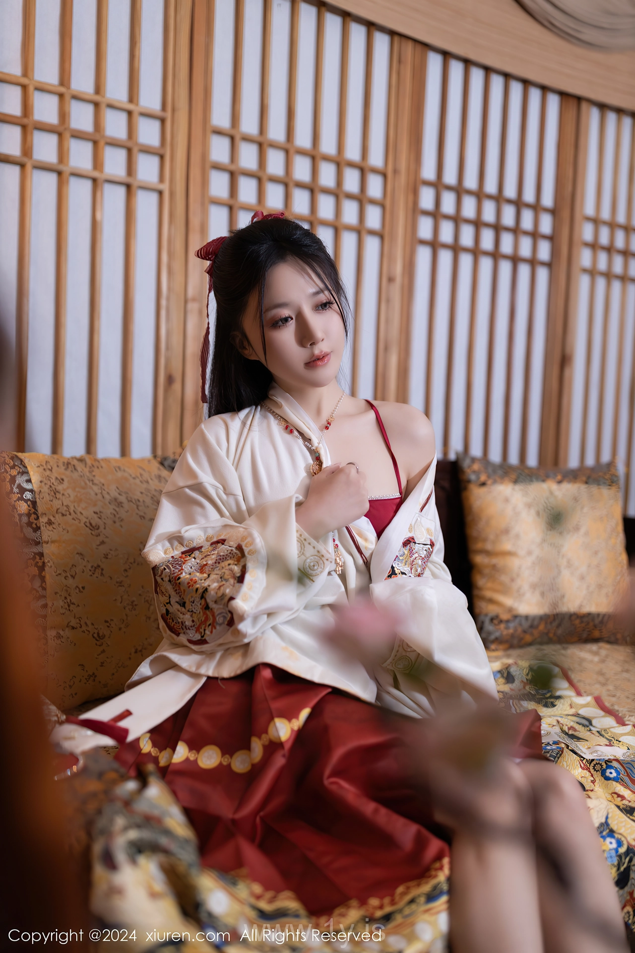 XIUREN(秀人网) No.8095 Bewitching Asian Beauty 鱼子酱Fish