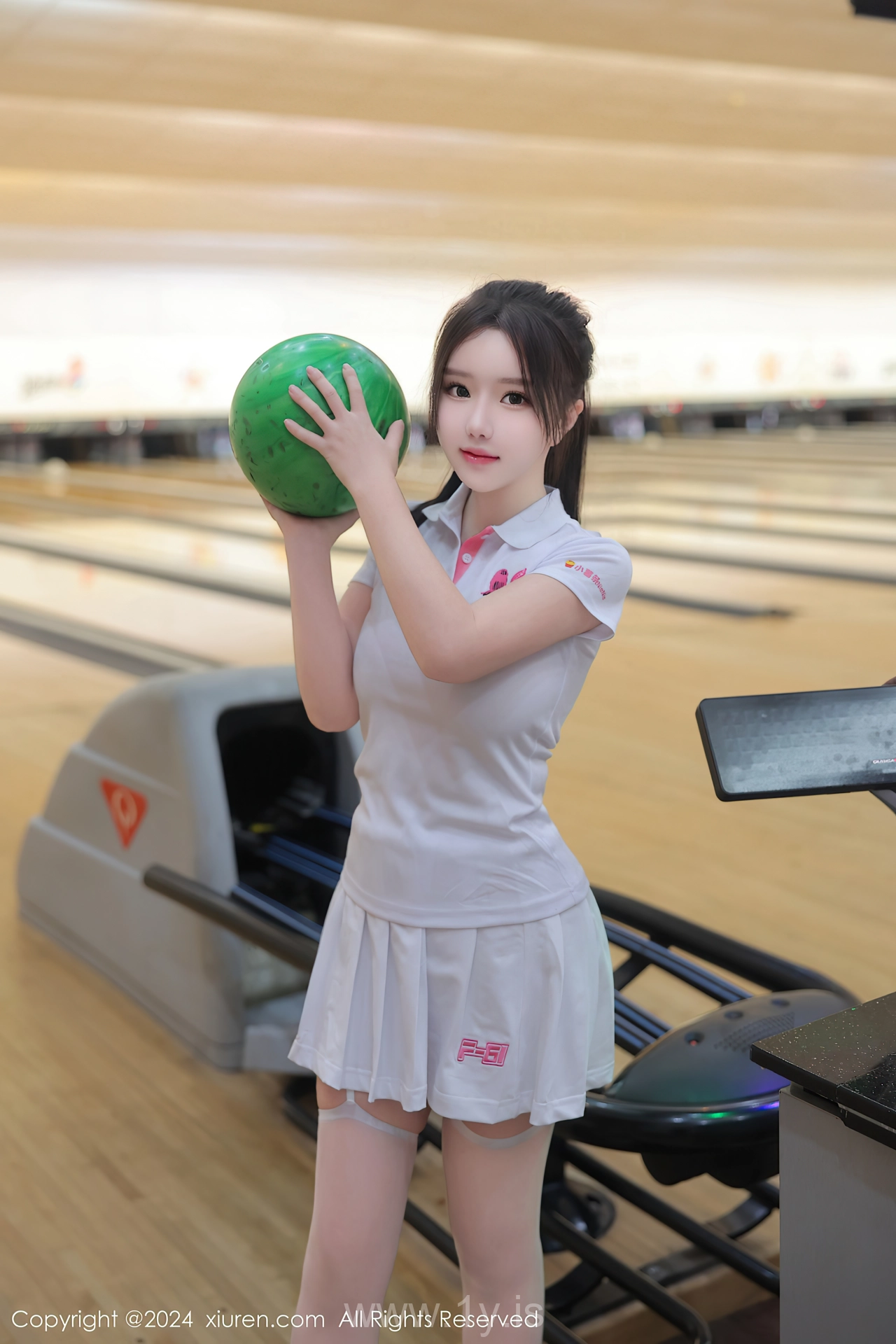 XIUREN(秀人网) No.8118 Playful & Slim Asian Dreamgirl 小薯条nienie