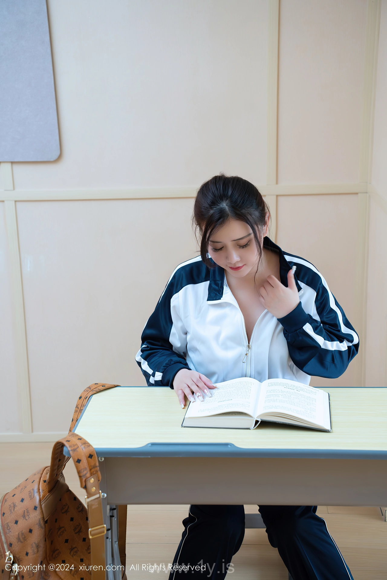 XIUREN(秀人网) No.8122 Delicate Chinese Homebody Girl 王婉悠Queen