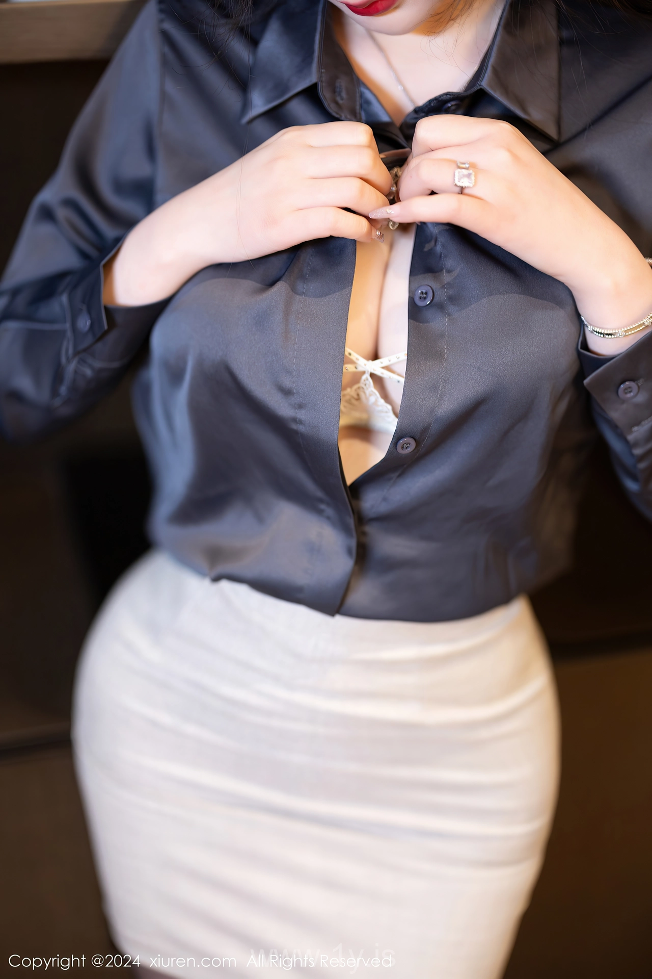 XIUREN(秀人网) No.8126 Chic & Delightful Asian Seductress 李丽莎