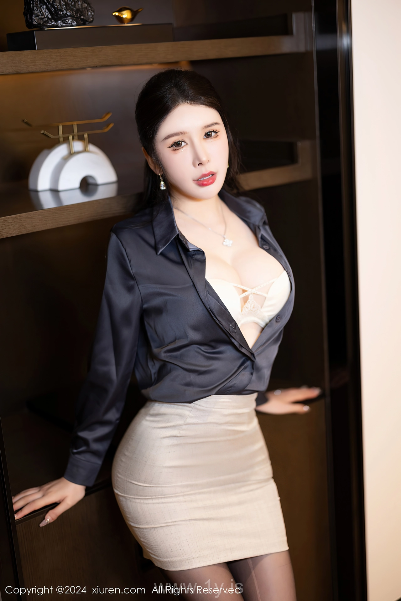 XIUREN(秀人网) No.8126 Chic & Delightful Asian Seductress 李丽莎