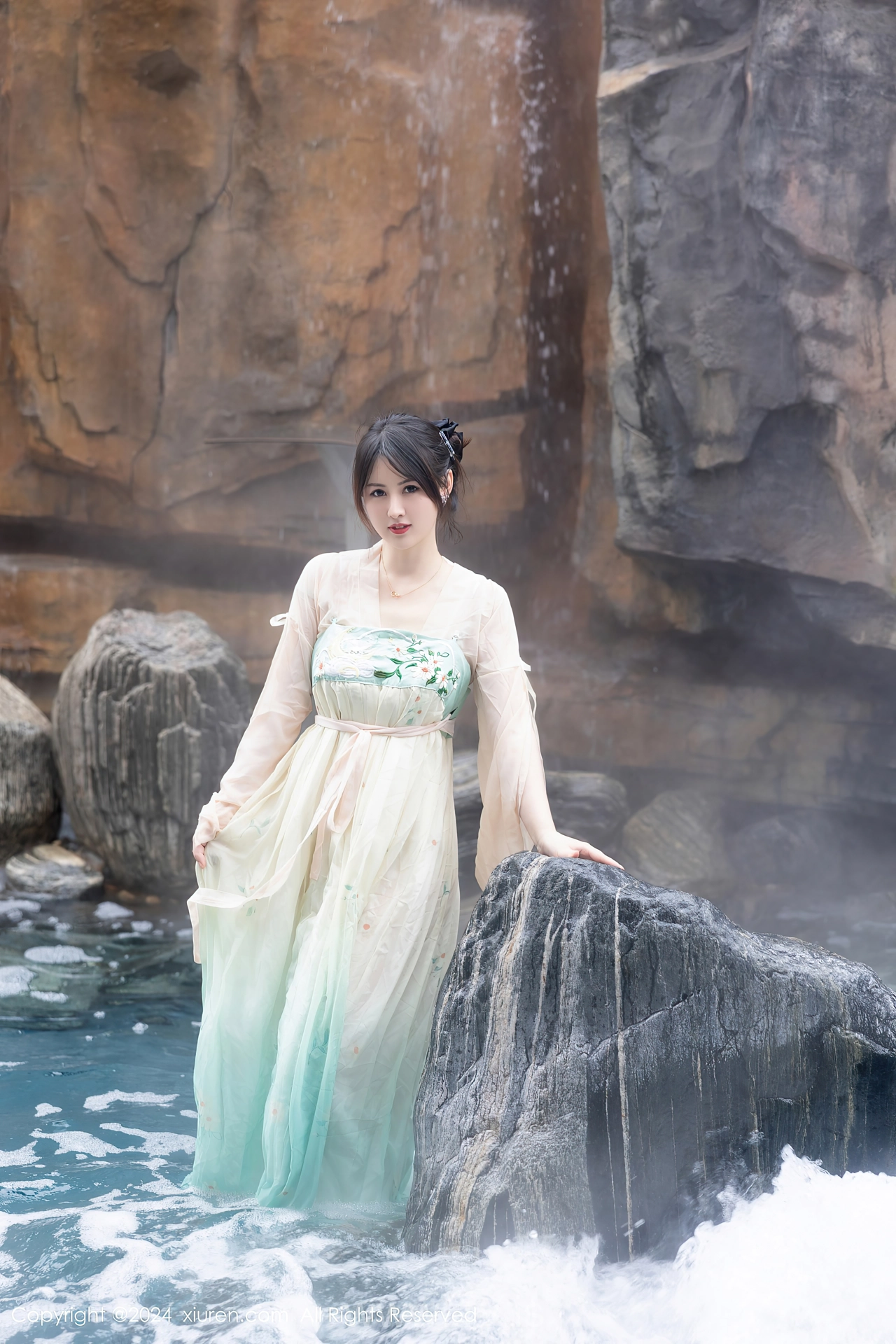 XIUREN(秀人网) No.8128 Appealing & Nice-looking Chinese Seductress 诗诗kiki