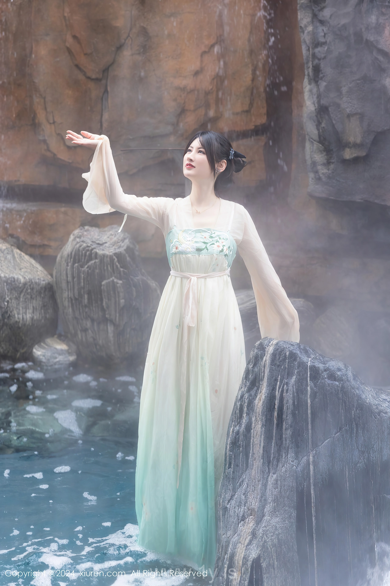 XIUREN(秀人网) No.8128 Appealing & Nice-looking Chinese Seductress 诗诗kiki