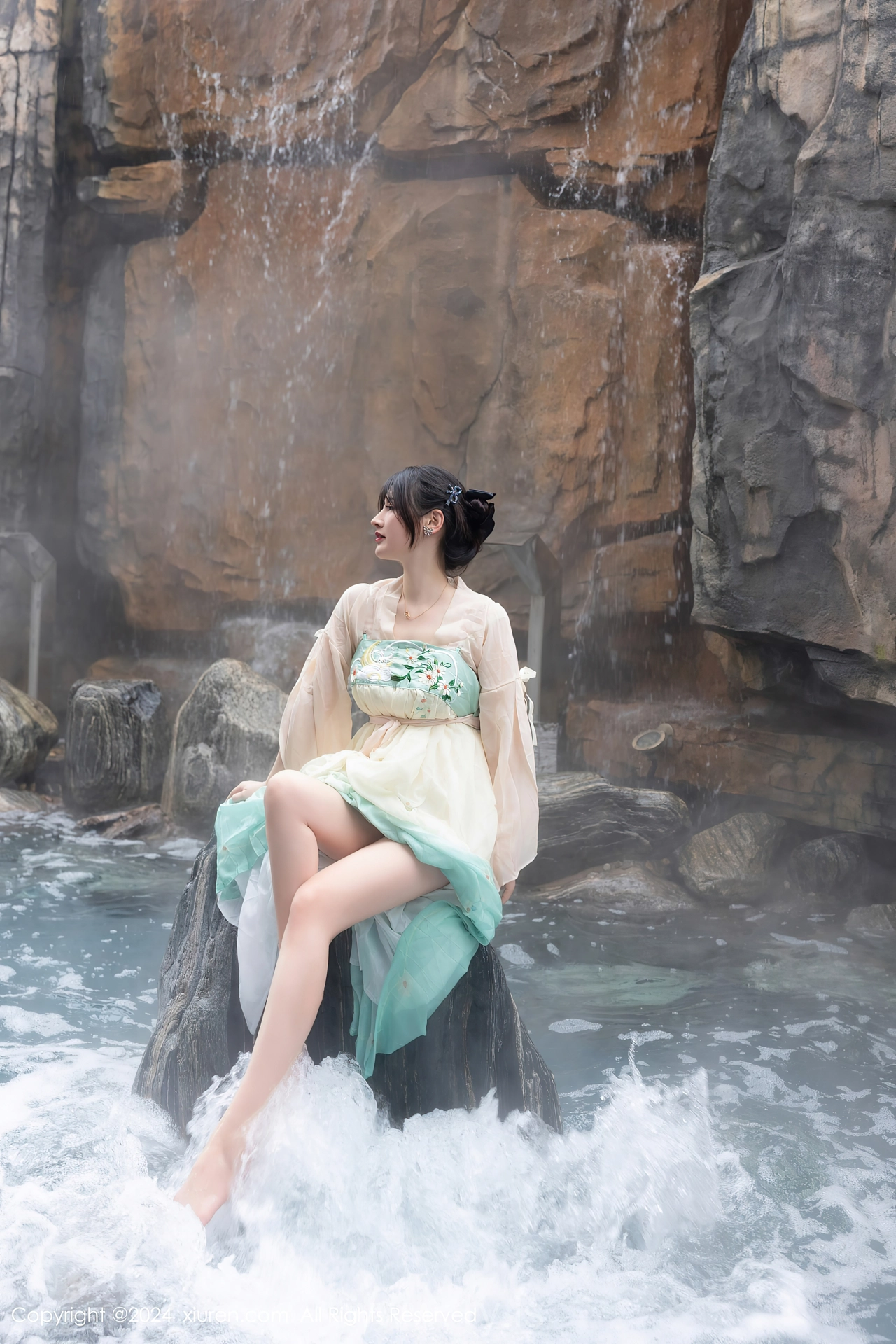 XIUREN(秀人网) No.8128 Appealing & Nice-looking Chinese Seductress 诗诗kiki