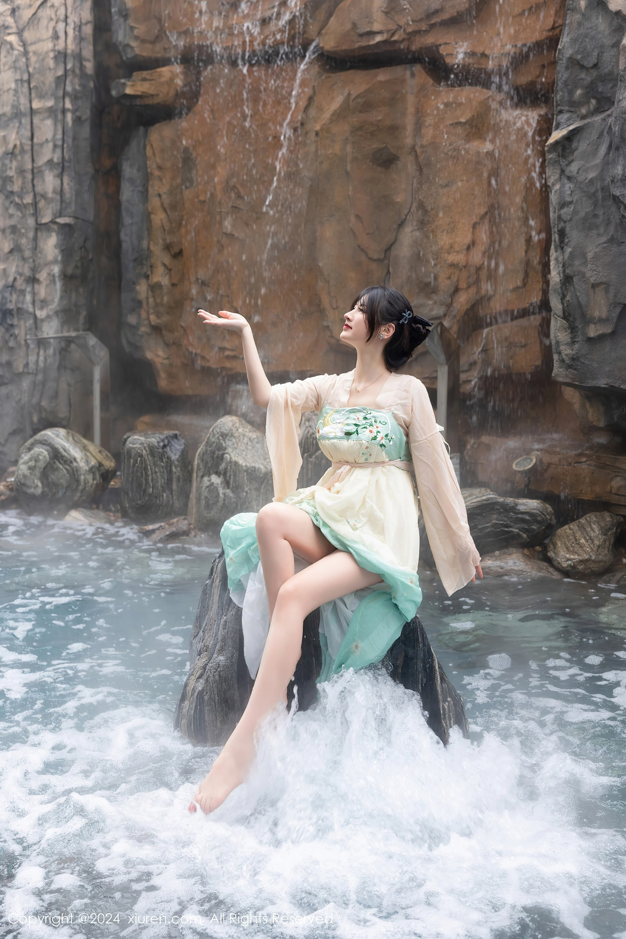 XIUREN(秀人网) No.8128 Appealing & Nice-looking Chinese Seductress 诗诗kiki