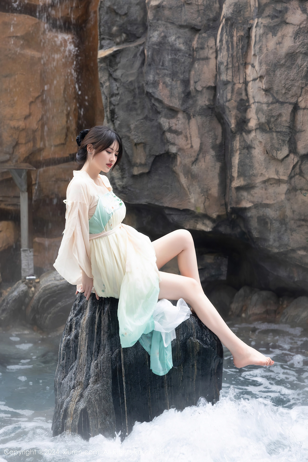 XIUREN(秀人网) No.8128 Appealing & Nice-looking Chinese Seductress 诗诗kiki