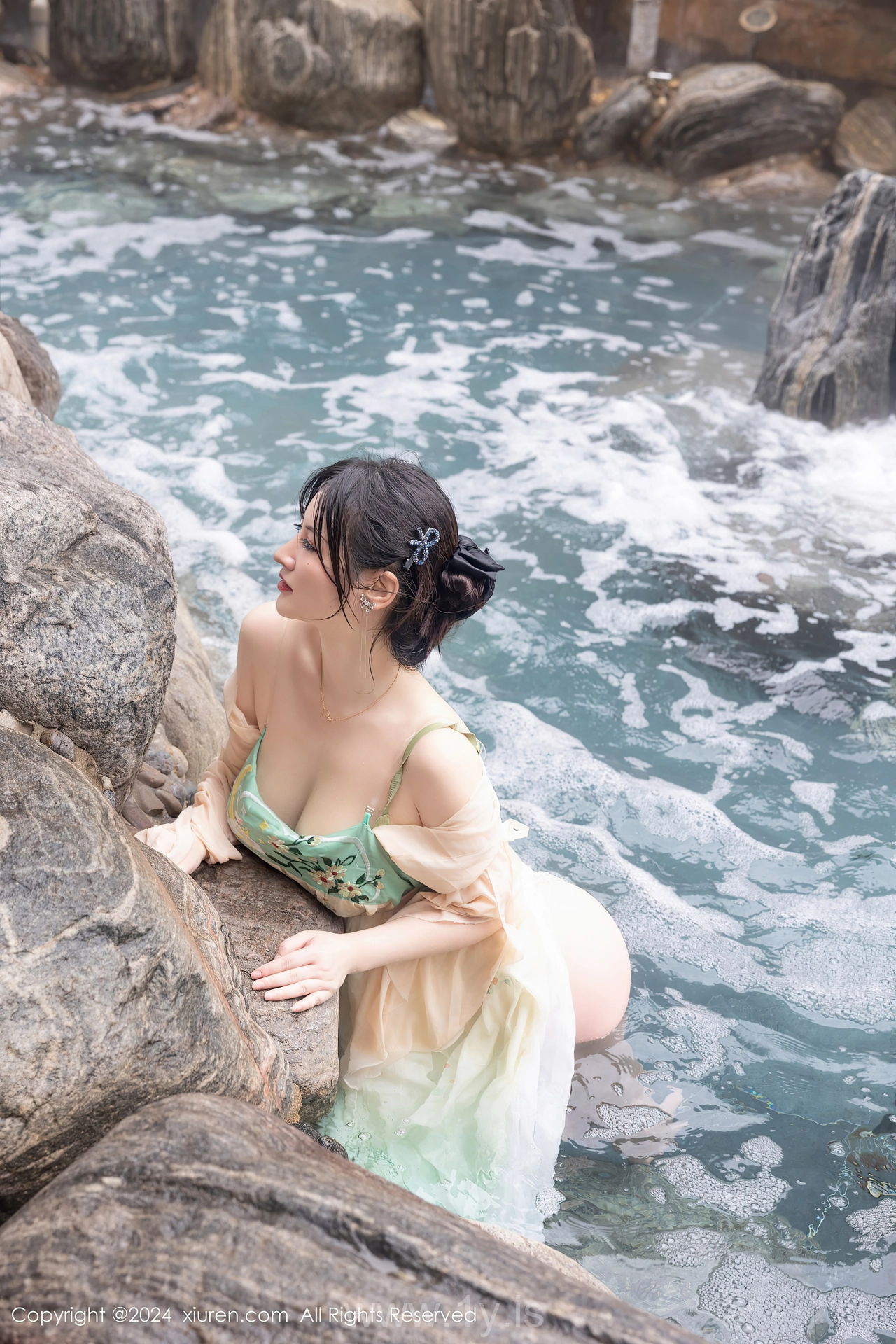 XIUREN(秀人网) No.8128 Appealing & Nice-looking Chinese Seductress 诗诗kiki