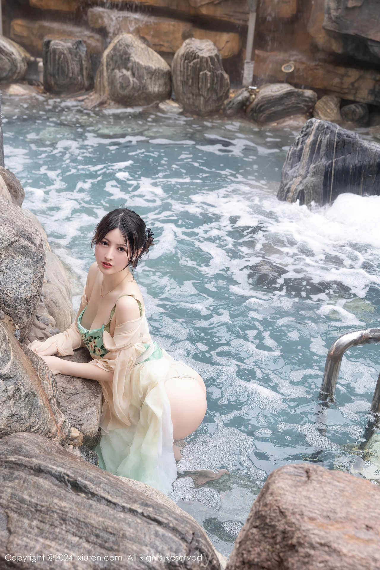 XIUREN(秀人网) No.8128 Appealing & Nice-looking Chinese Seductress 诗诗kiki