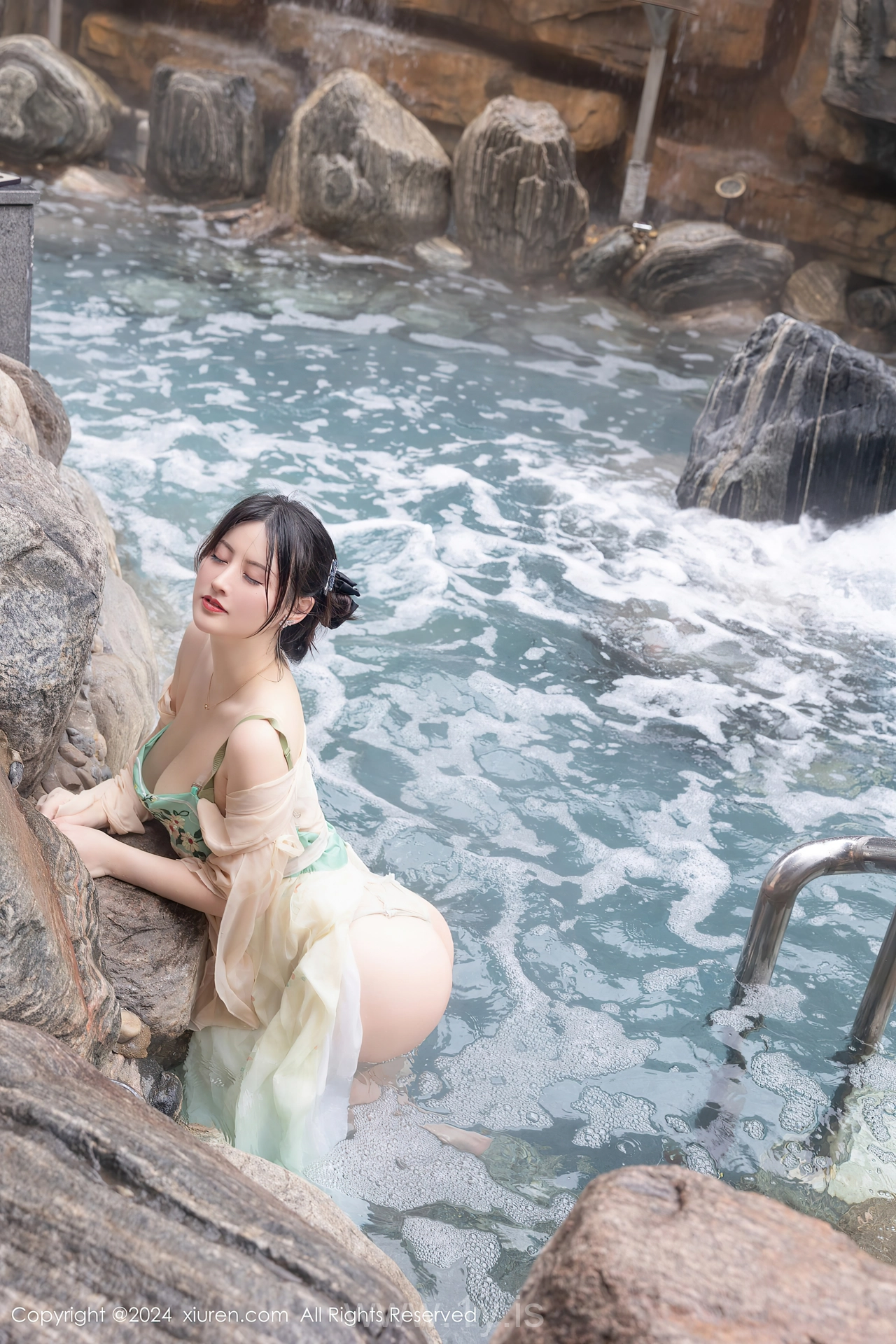 XIUREN(秀人网) No.8128 Appealing & Nice-looking Chinese Seductress 诗诗kiki