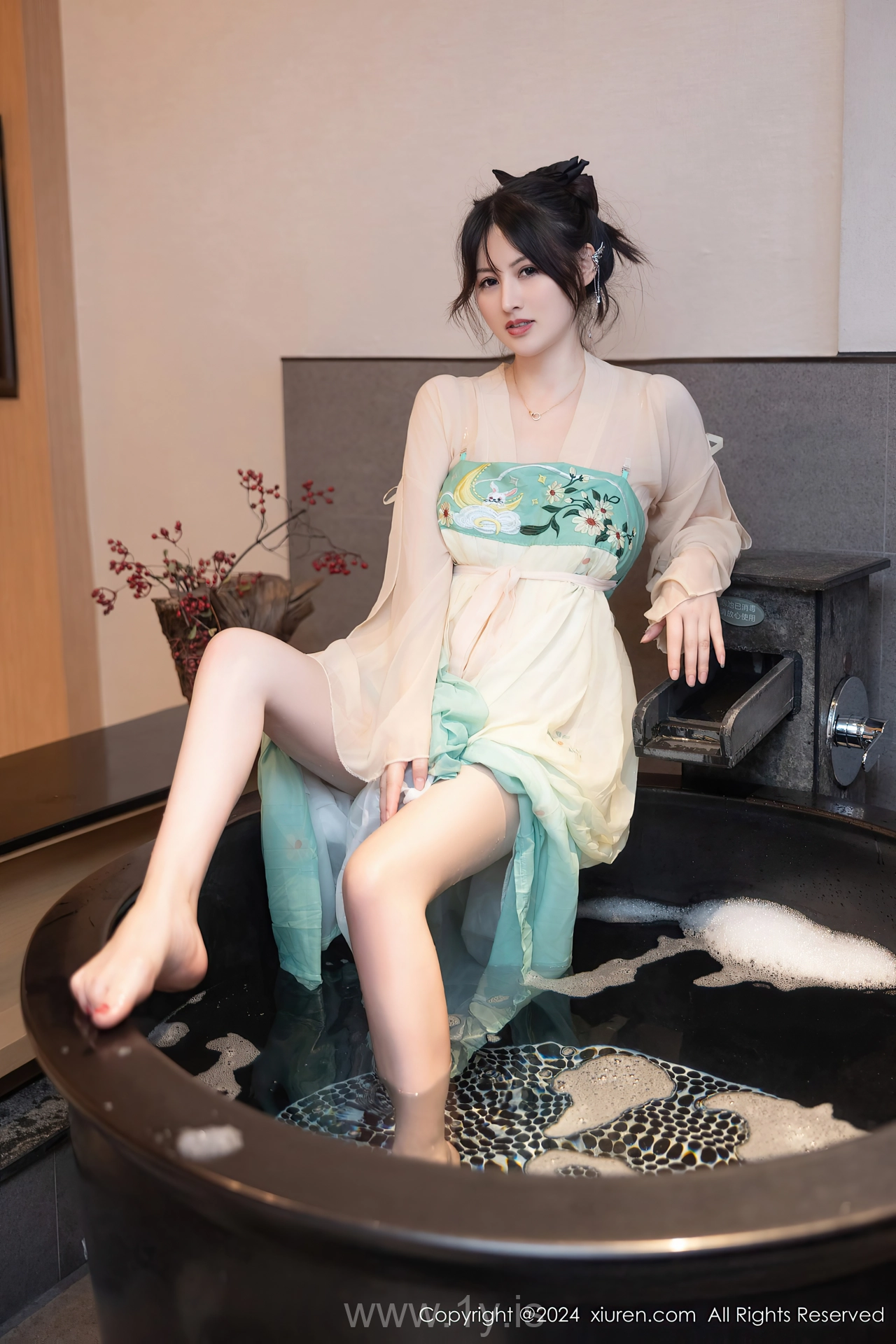 XIUREN(秀人网) No.8128 Appealing & Nice-looking Chinese Seductress 诗诗kiki