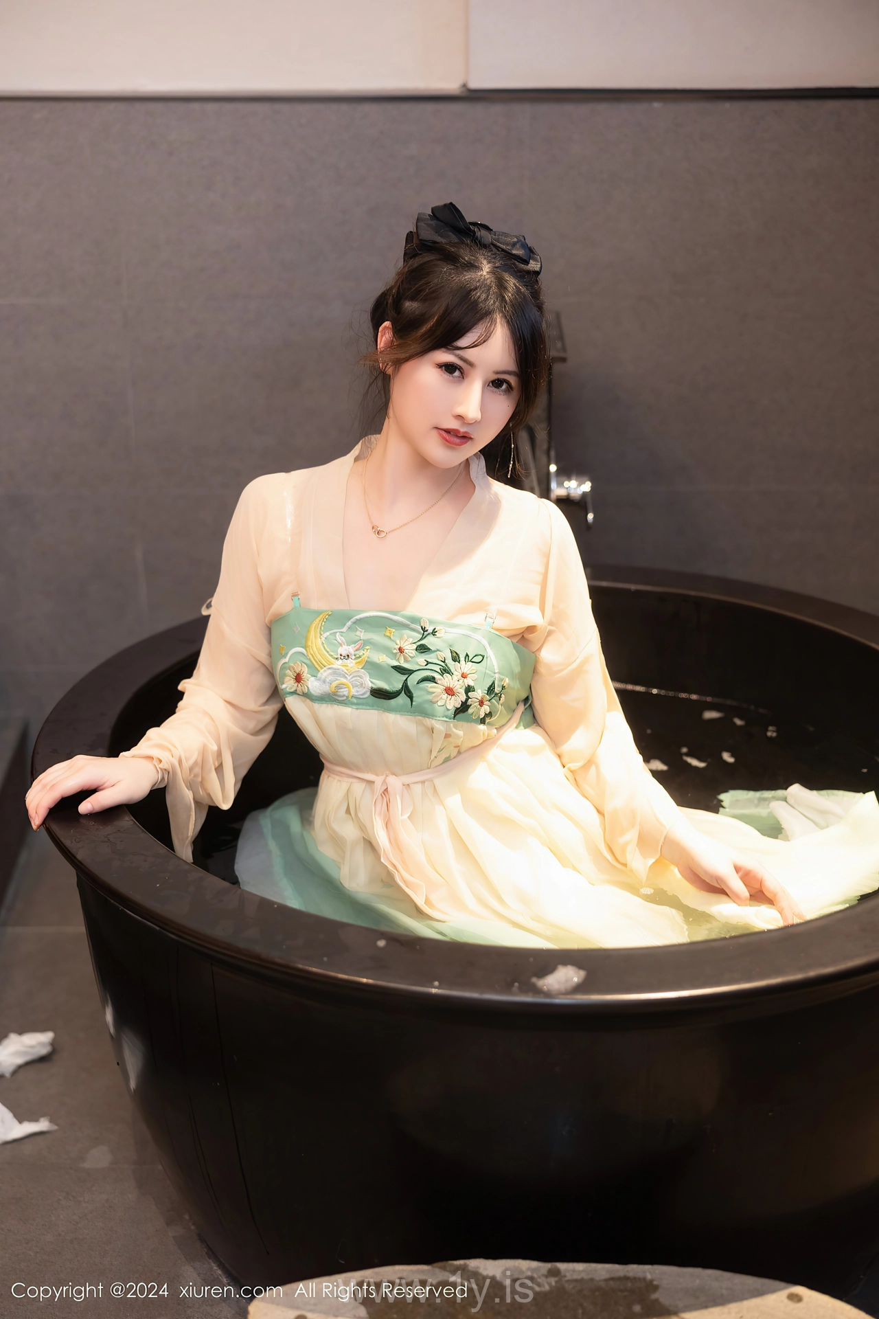 XIUREN(秀人网) No.8128 Appealing & Nice-looking Chinese Seductress 诗诗kiki