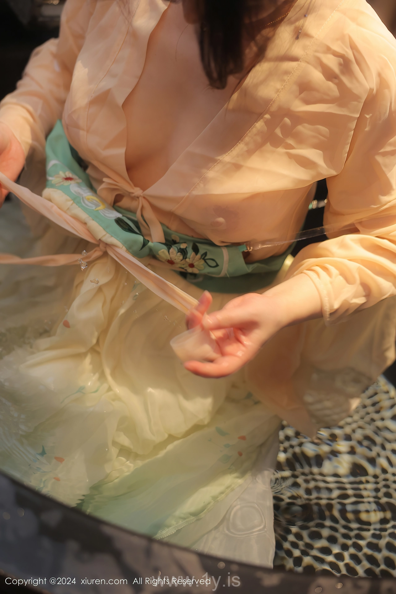 XIUREN(秀人网) No.8128 Appealing & Nice-looking Chinese Seductress 诗诗kiki