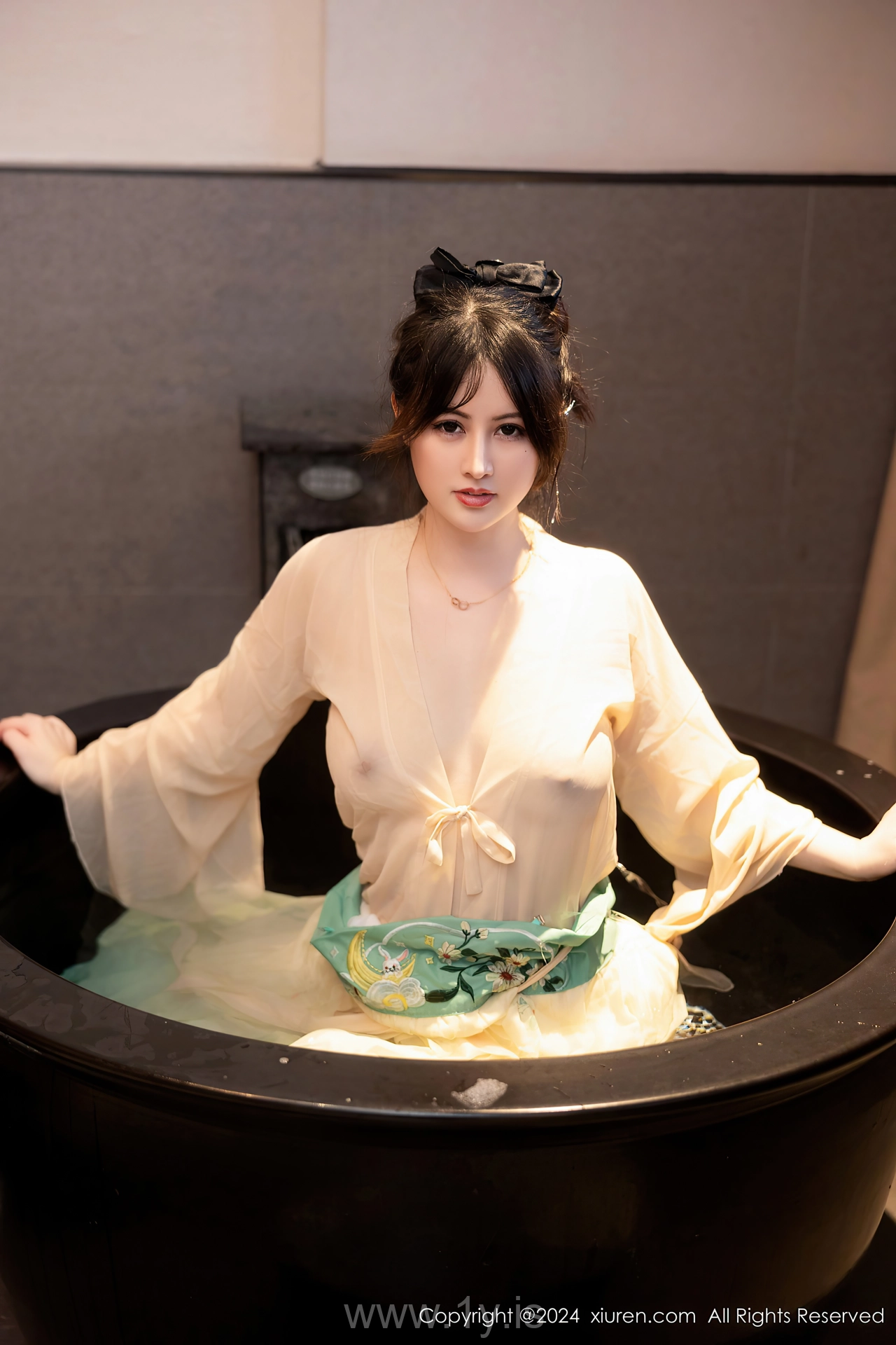 XIUREN(秀人网) No.8128 Appealing & Nice-looking Chinese Seductress 诗诗kiki