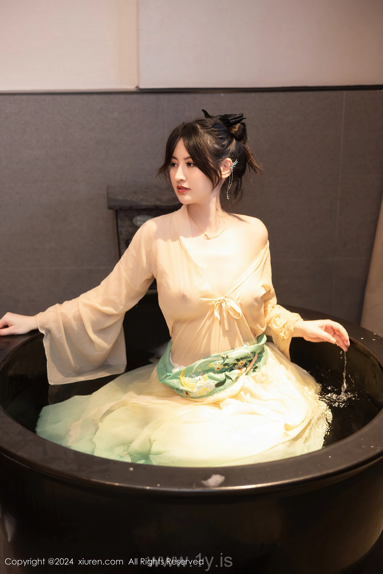 XIUREN(秀人网) No.8128 Appealing & Nice-looking Chinese Seductress 诗诗kiki