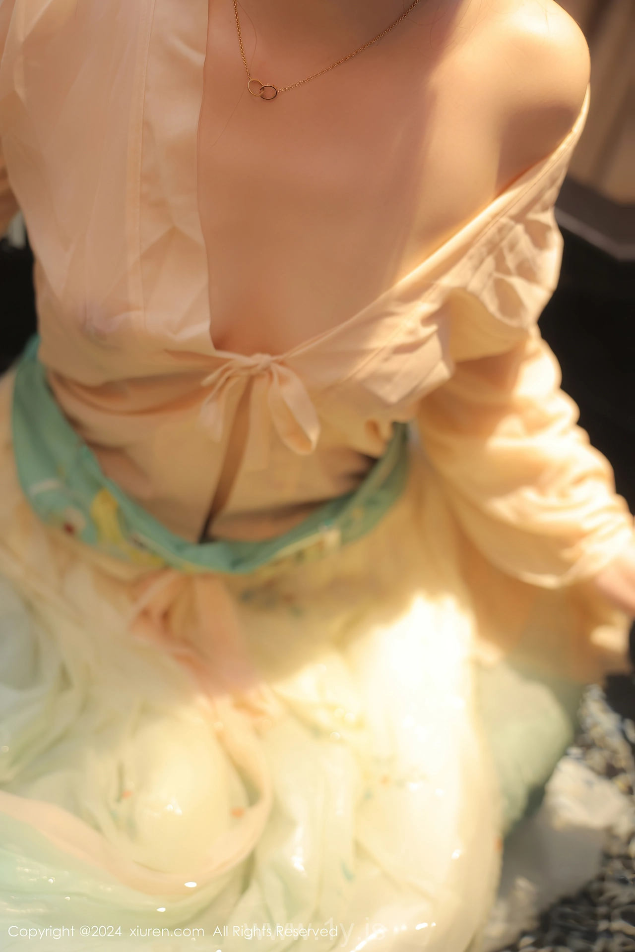 XIUREN(秀人网) No.8128 Appealing & Nice-looking Chinese Seductress 诗诗kiki