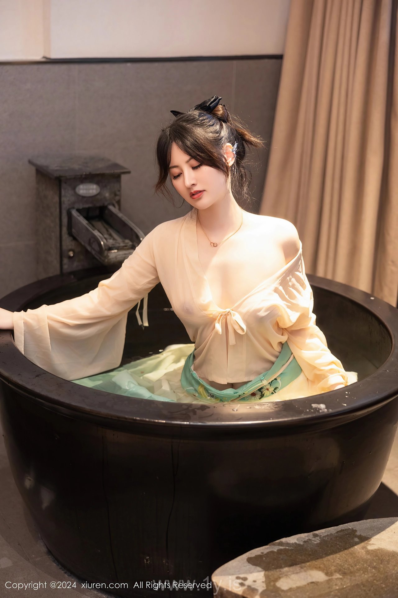 XIUREN(秀人网) No.8128 Appealing & Nice-looking Chinese Seductress 诗诗kiki