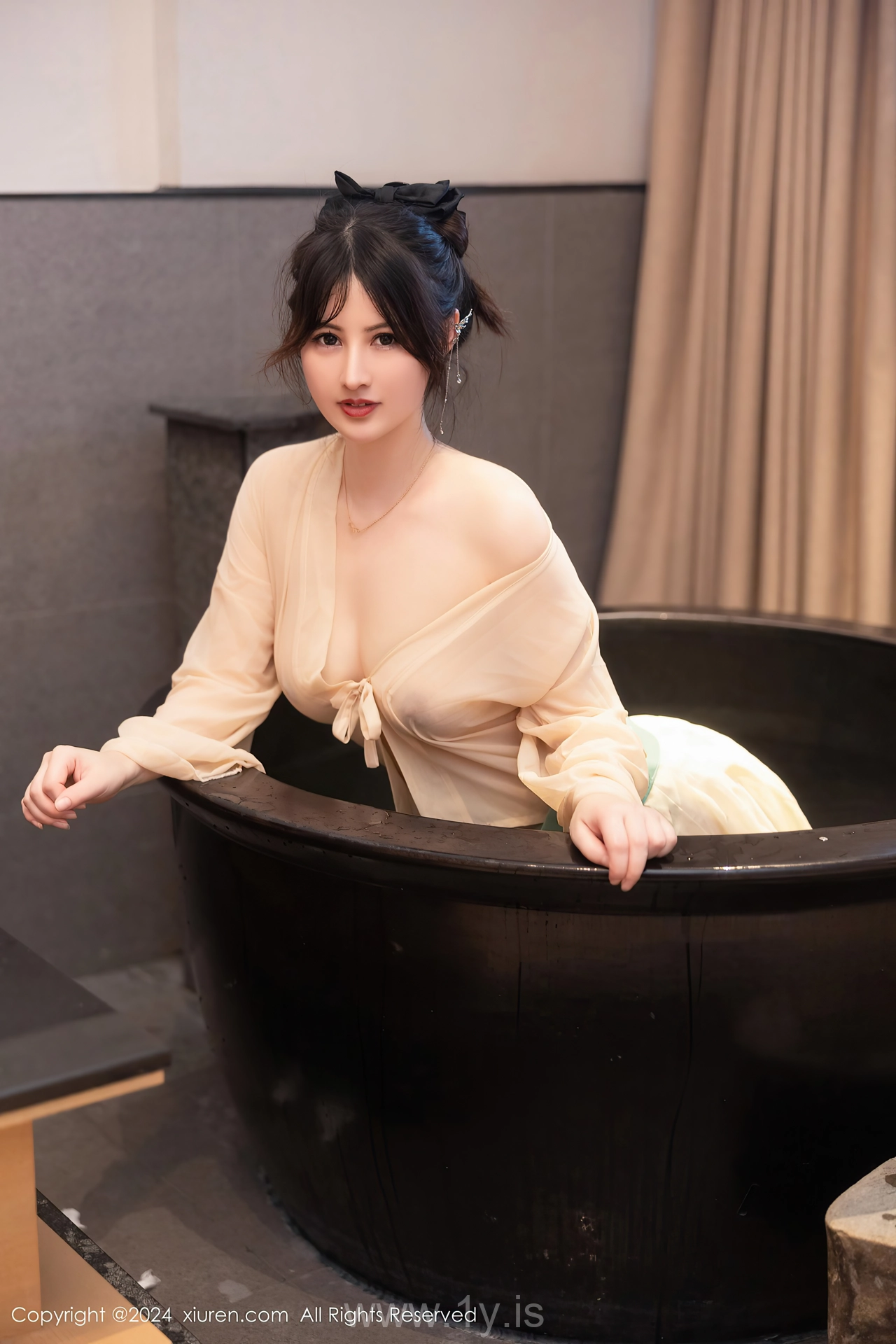 XIUREN(秀人网) No.8128 Appealing & Nice-looking Chinese Seductress 诗诗kiki