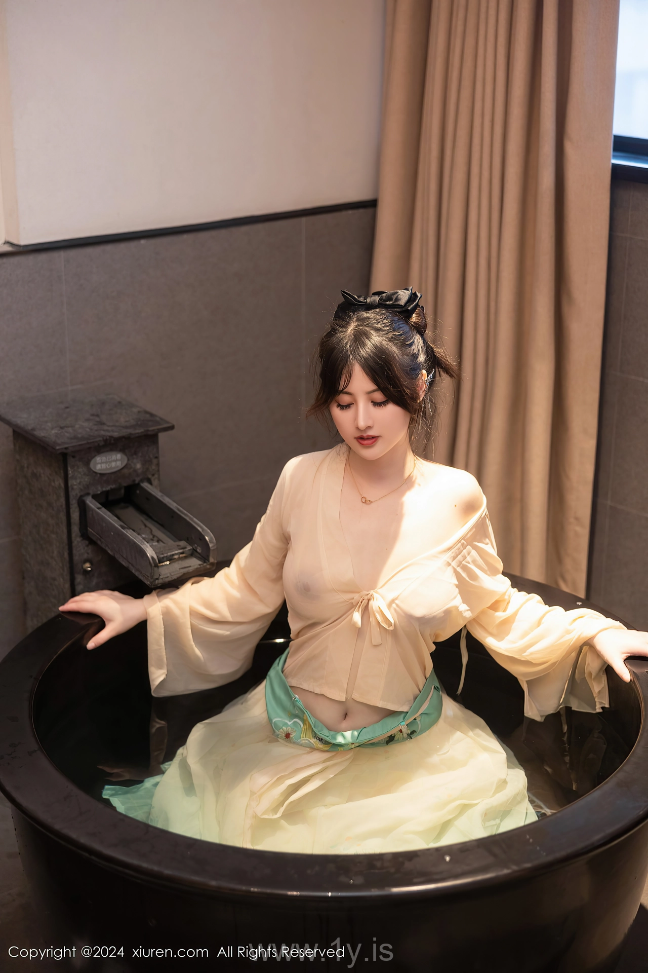 XIUREN(秀人网) No.8128 Appealing & Nice-looking Chinese Seductress 诗诗kiki