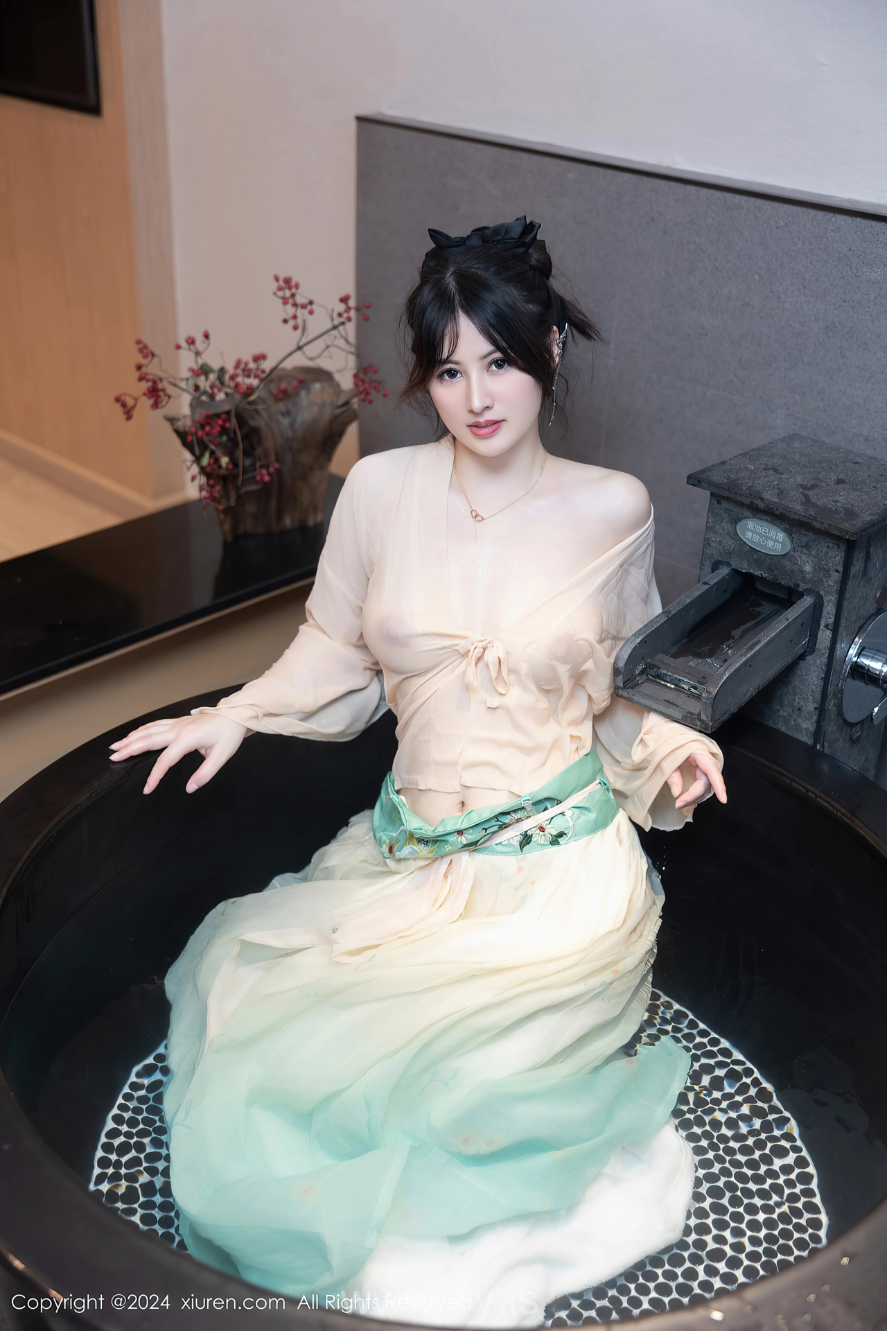 XIUREN(秀人网) No.8128 Appealing & Nice-looking Chinese Seductress 诗诗kiki