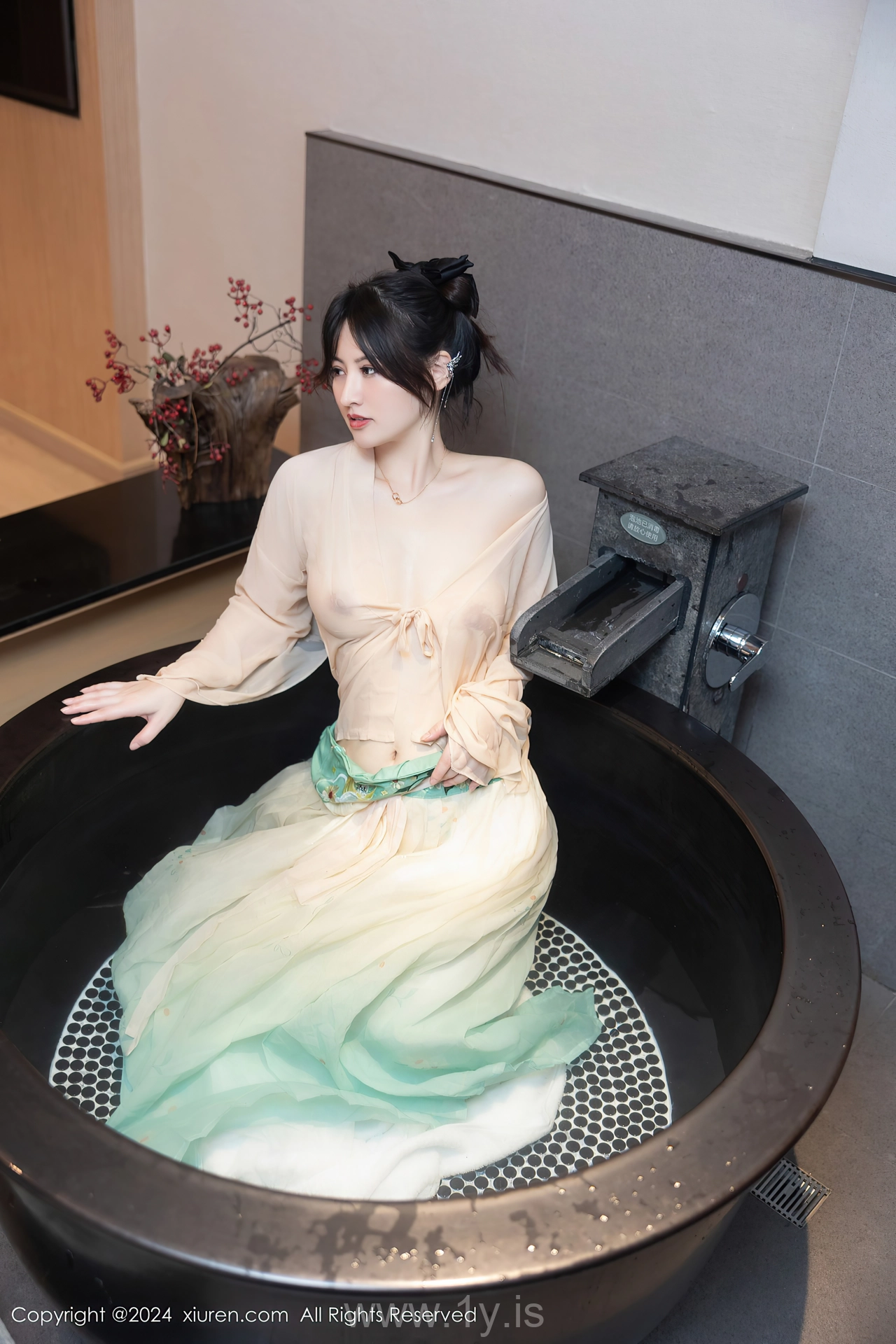 XIUREN(秀人网) No.8128 Appealing & Nice-looking Chinese Seductress 诗诗kiki