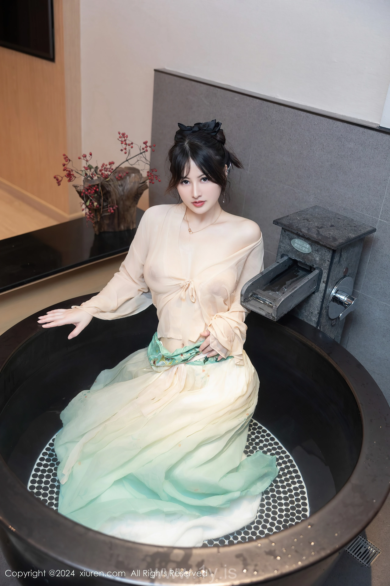 XIUREN(秀人网) No.8128 Appealing & Nice-looking Chinese Seductress 诗诗kiki