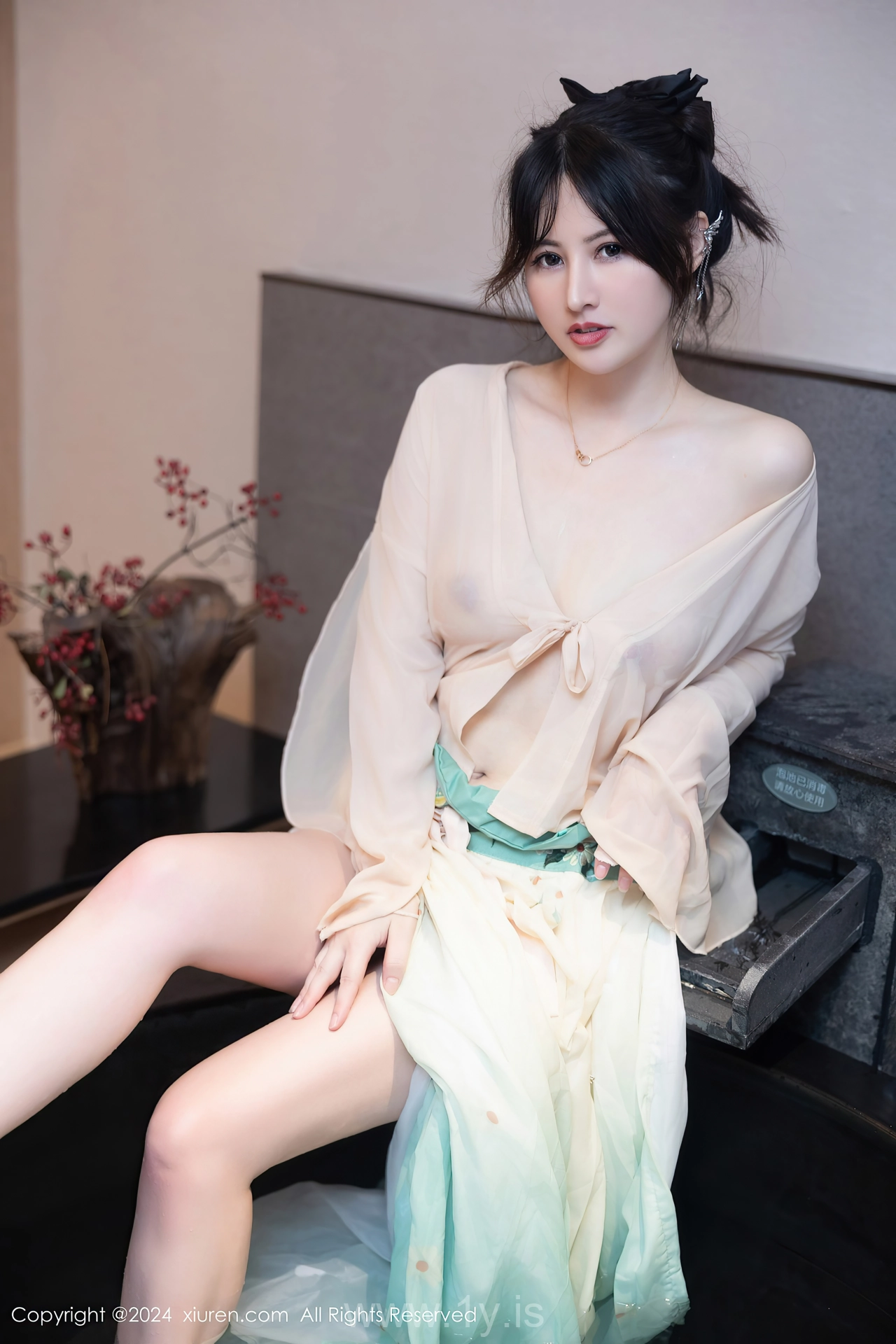 XIUREN(秀人网) No.8128 Appealing & Nice-looking Chinese Seductress 诗诗kiki