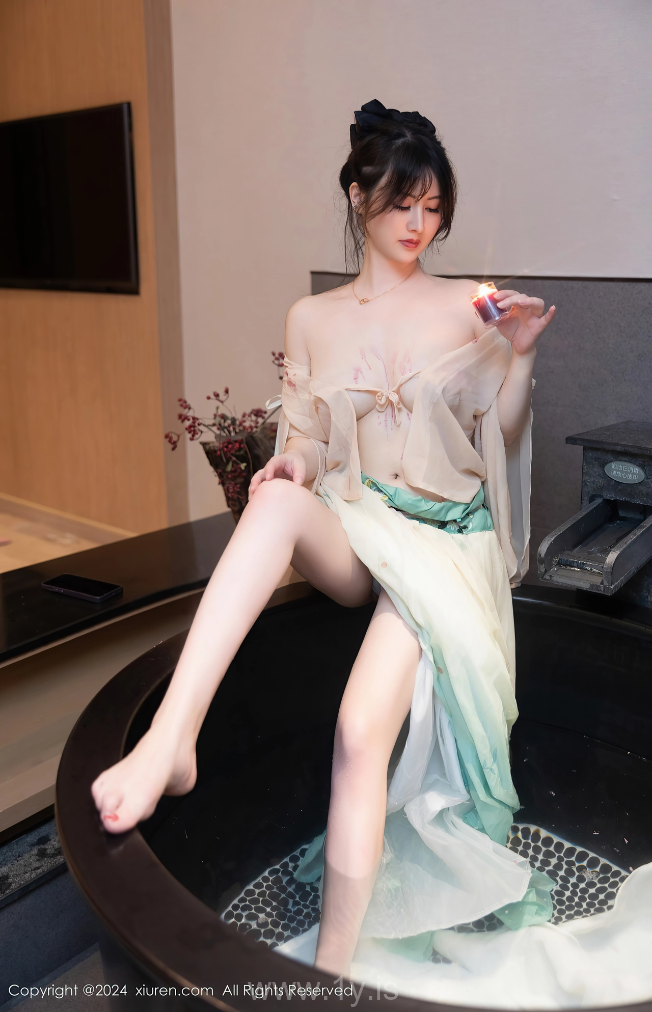 XIUREN(秀人网) No.8128 Appealing & Nice-looking Chinese Seductress 诗诗kiki