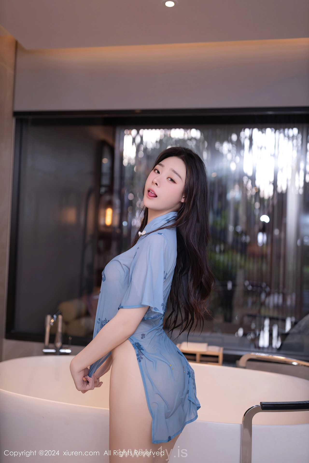 XIUREN(秀人网) No.8157 Dazzling & Lively Asian Fox 小逗逗