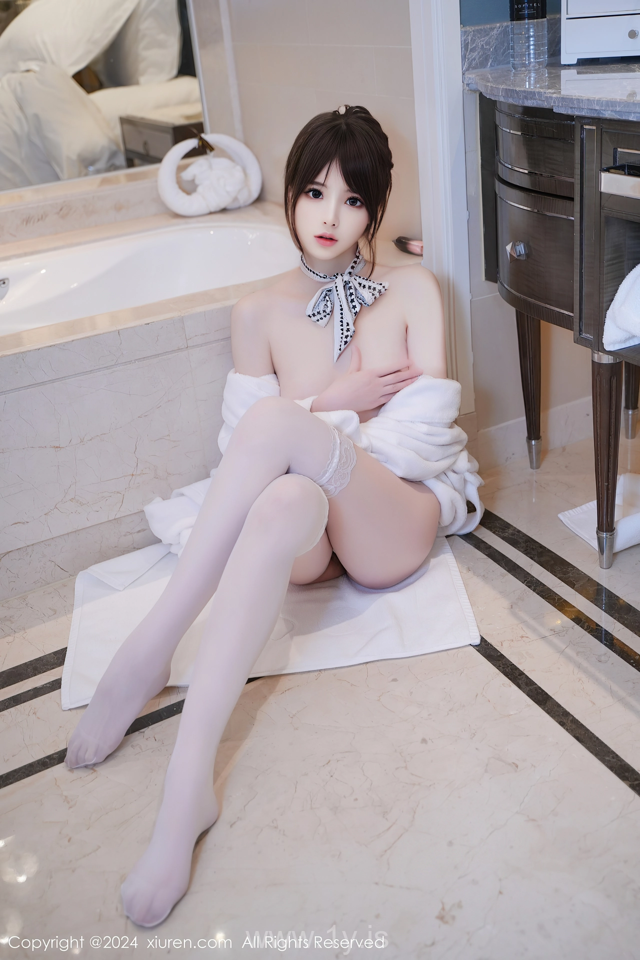 XIUREN(秀人网) No.8162 Delicate & Mesmerizing Asian Girl 梦灵儿Mini