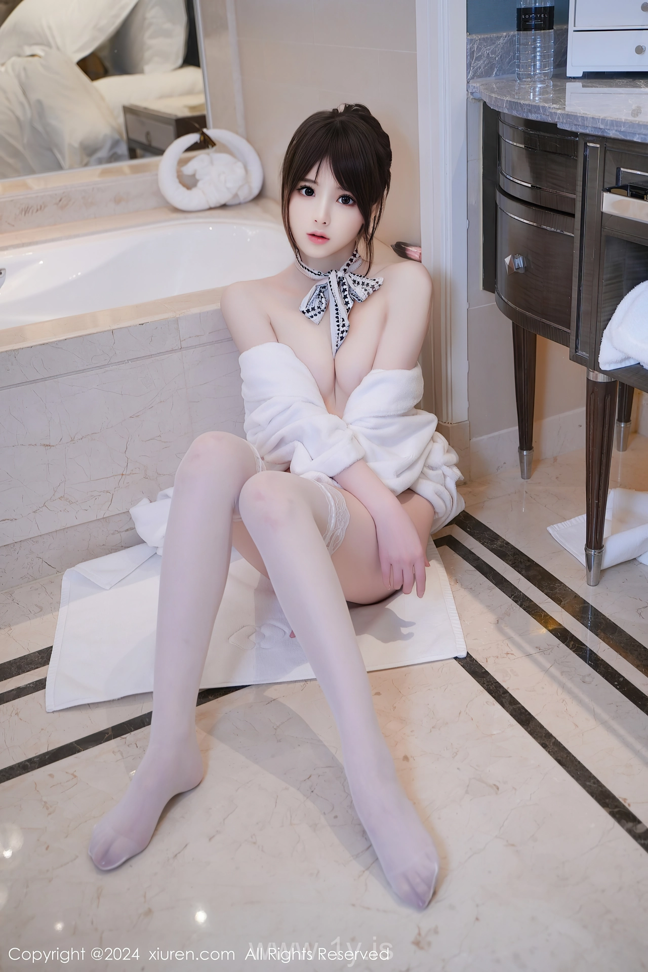 XIUREN(秀人网) No.8162 Delicate & Mesmerizing Asian Girl 梦灵儿Mini
