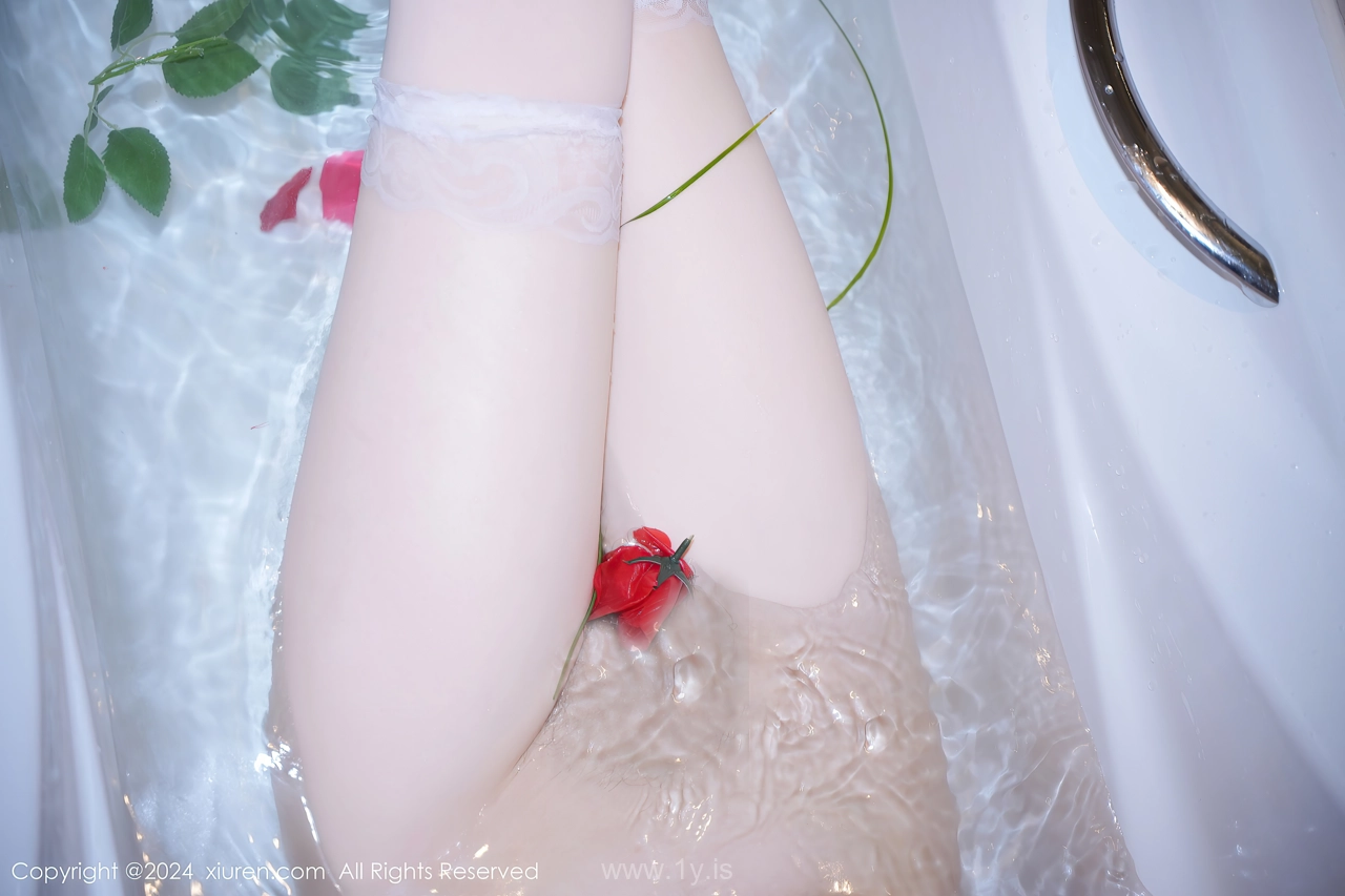 XIUREN(秀人网) No.8162 Delicate & Mesmerizing Asian Girl 梦灵儿Mini